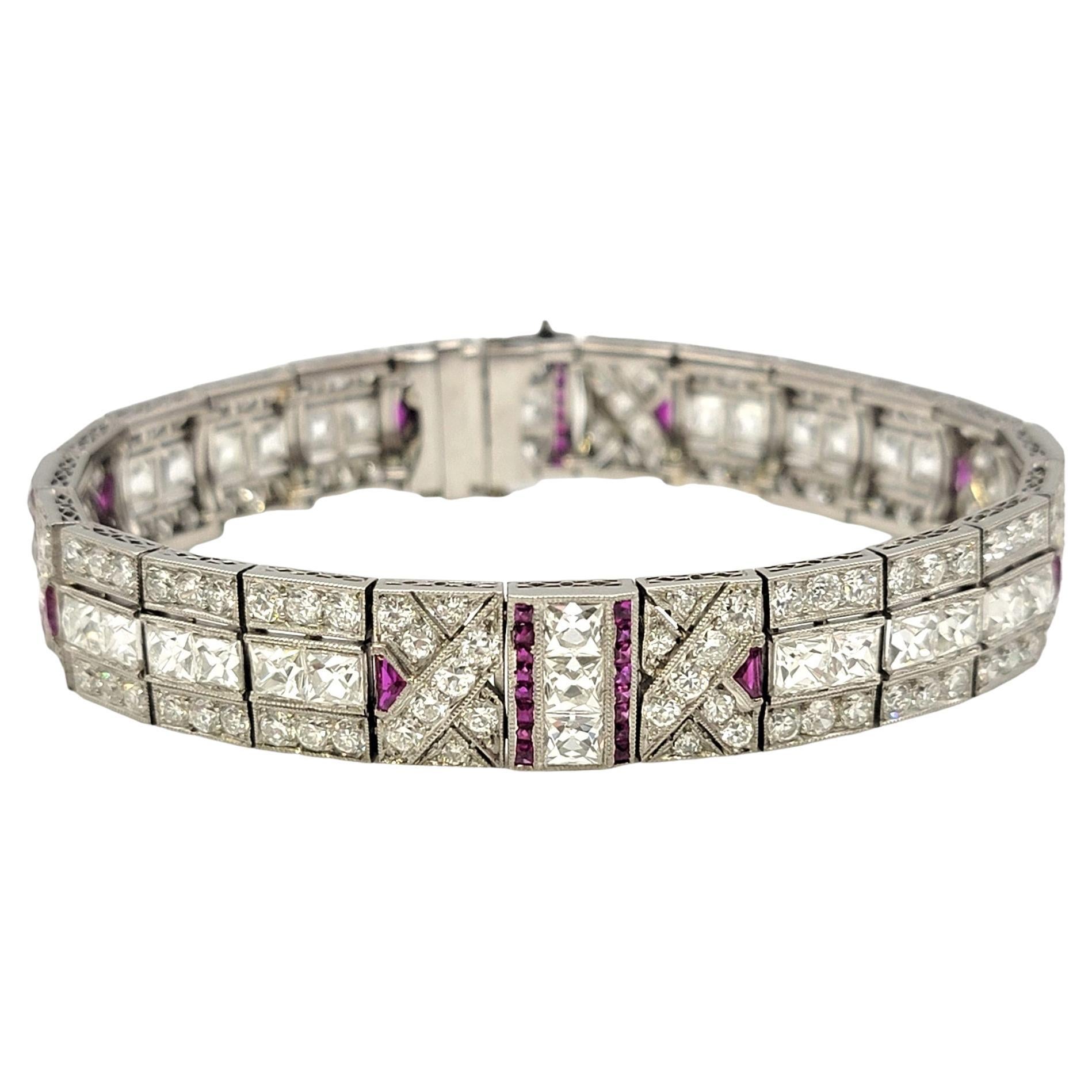 Ce magnifique bracelet en diamants et rubis de taille française et ronde de style Art Déco apporte une beauté vintage à votre vie moderne. Ce bracelet tout simplement étonnant comporte 24 maillons de forme rectangulaire ornés de 176 diamants