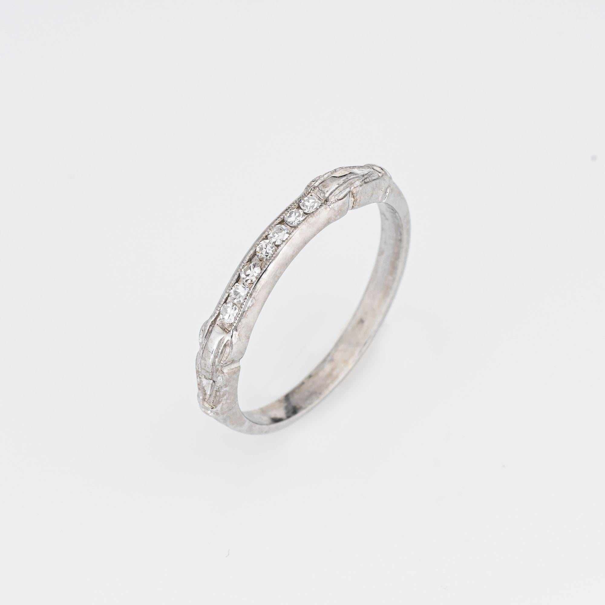 Fein ausgearbeiteter Vintage-Diamantring im Art-Déco-Stil (ca. 1920er bis 1930er Jahre) aus Platin. 

7 Diamanten im Einzelschliff mit einem geschätzten Gesamtgewicht von 0,07 Karat (geschätzte Farbe H-I und Reinheit VS2-SI1).  

Der stilvolle Ring