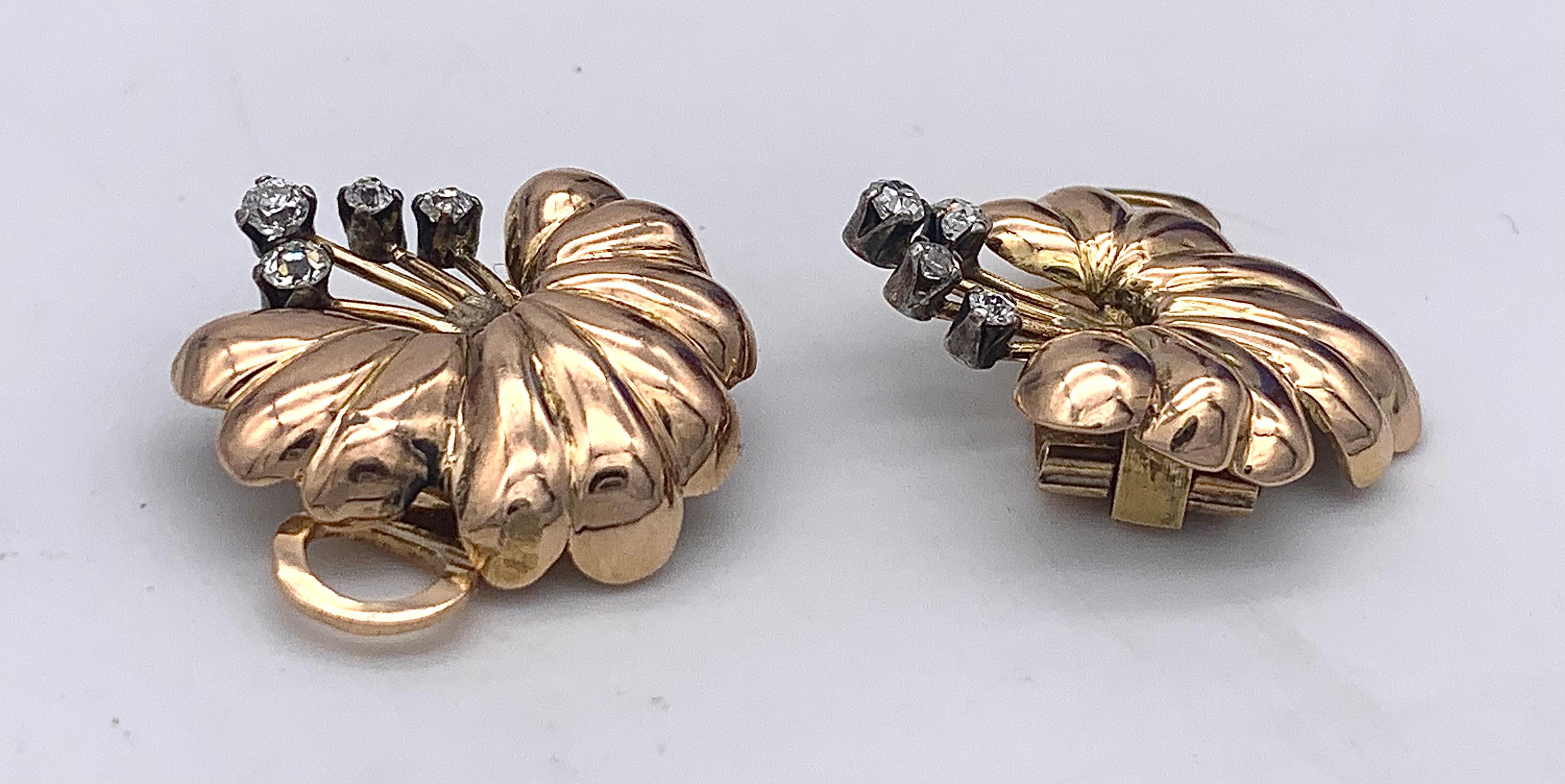 Diese fein modellierten Art-Déco-Ohrclips mit ihren ausdrucksstarken Blütenstempeln wurden um 1935 gefertigt. Die Blütenstempel sind mit runden, in Silber gefassten Diamanten verziert.
Die Ohrclips sind auf der Außenseite der Clipmechanismen