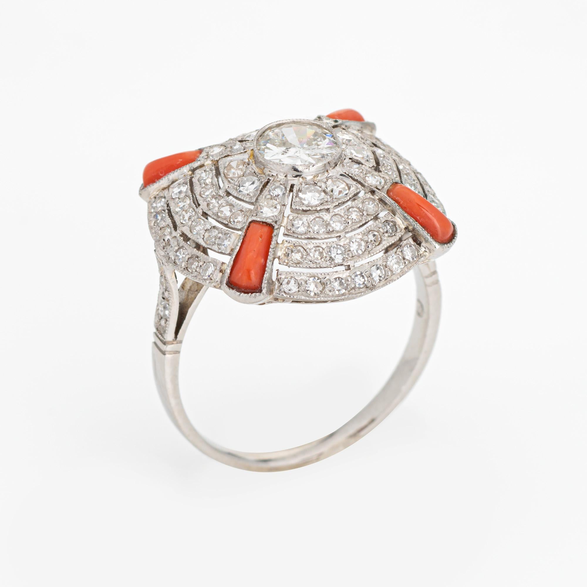 Stilvoller Diamant- und Korallenring aus 950er Platin aus der Art-Déco-Ära (ca. 1920er Jahre). 

Der in der Mitte gefasste Diamant im alten europäischen Schliff hat schätzungsweise 0,70 Karat (geschätzte Farbe: I-J und Reinheit: I1). Einzelne