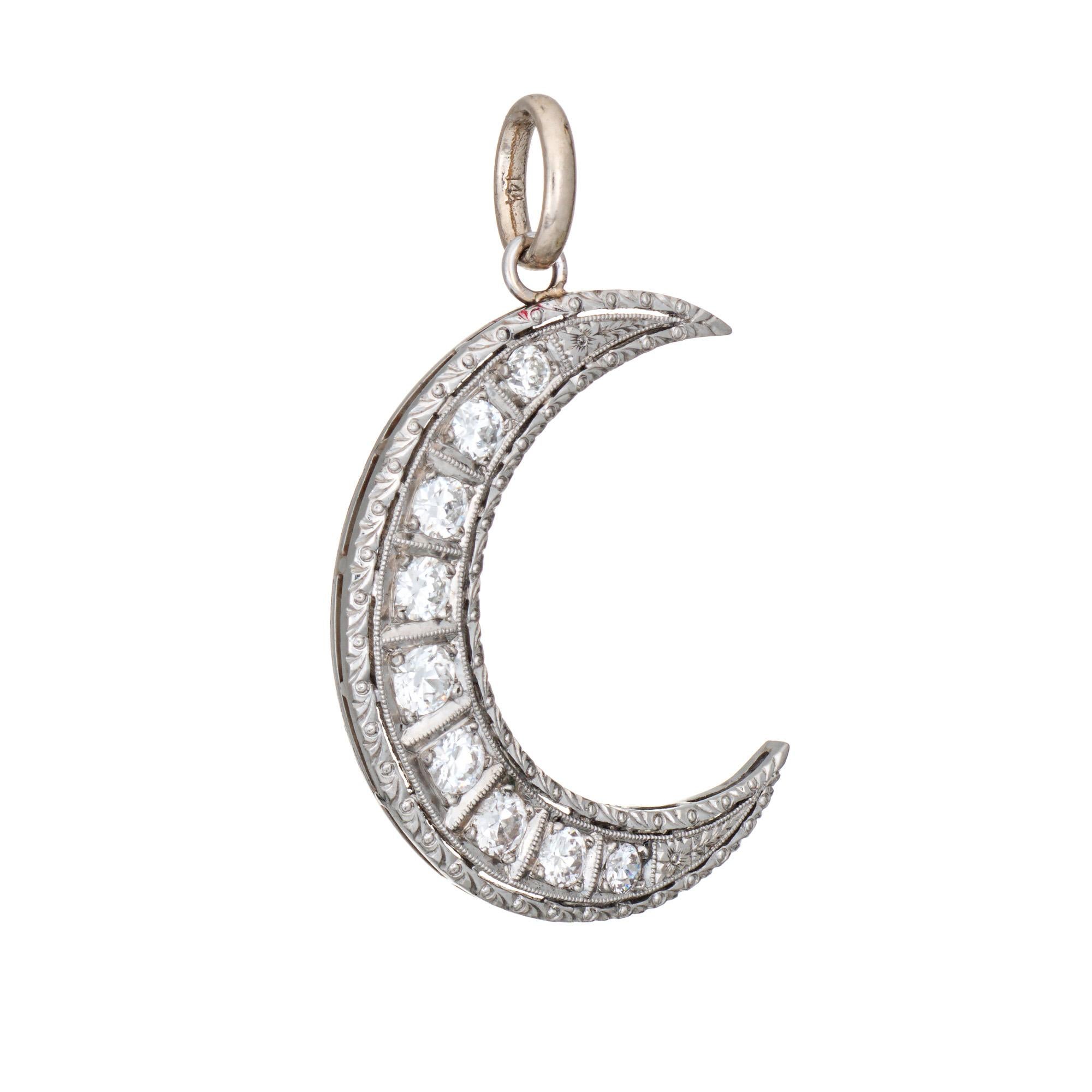 Pendentif en forme de croissant de lune finement détaillé en diamants, datant de l'époque Art Vintage, réalisé en platine 900 (vers les années 1920).  

Les diamants de taille européenne ancienne totalisent un poids estimé à 0,75 carat (couleur
