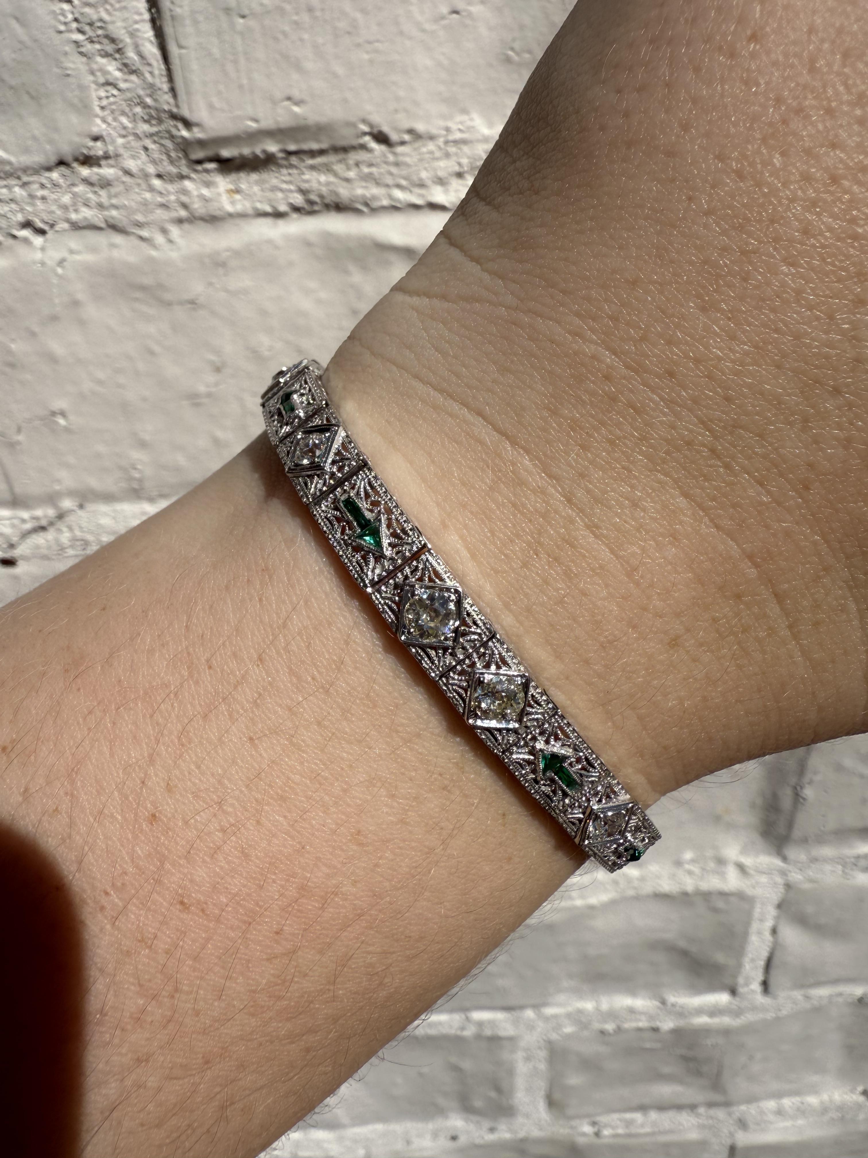 Nous aimons toujours les bracelets vintage comme celui-ci !
Un tel niveau de détail dans chaque lien !

Détails du bracelet
MATERIAL : Or blanc 14K
Époque : Art déco 1920 - 1940
Largeur du bracelet : 6.6mm
Poids : 9,7 grammes
Longueur : 6 7/8