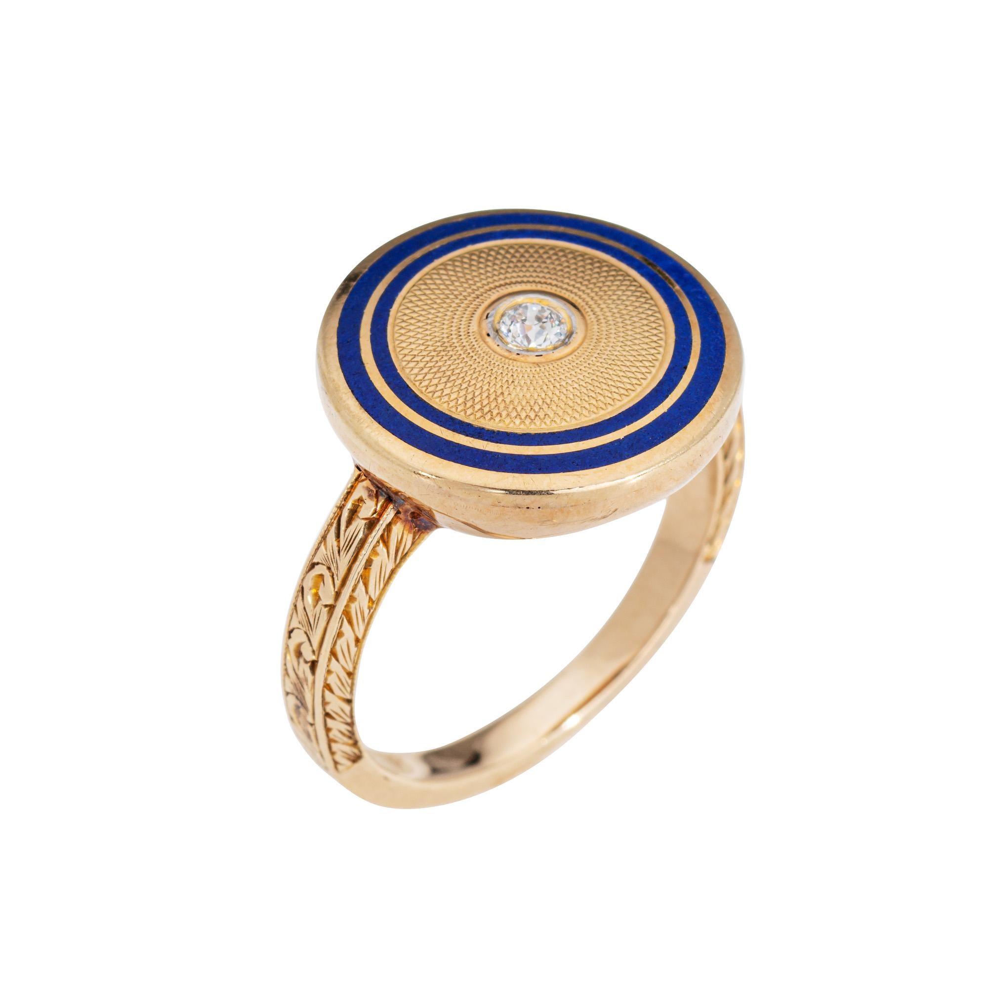 Stilvoller Diamant- und Emaille-Ring aus 14-karätigem Gelbgold aus der Art-Déco-Ära (ca. 1920er bis 1930er Jahre). 

Der Diamant im alten europäischen Schliff wird auf 0,05 Karat geschätzt (geschätzte Farbe H-I und Reinheit VS2-SI1). 

Ein