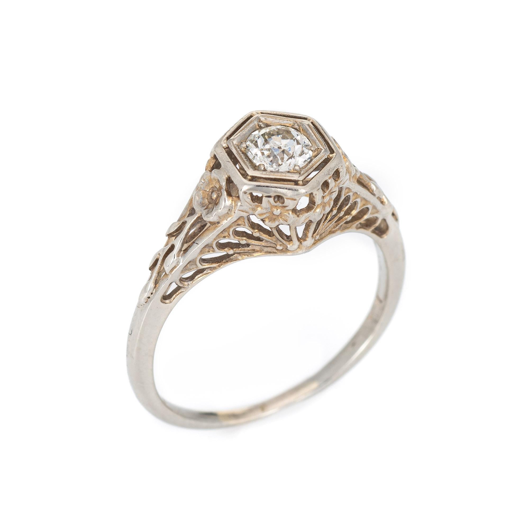 Fein detaillierter Verlobungsring mit Art-Déco-Diamanten (ca. 1920 bis 1930) aus 18 Karat Weißgold. 

Ein Diamant aus einer alten Mine wird auf 0::40 Karat geschätzt (geschätzte Farbe H-I und Reinheit SI2). 

Der Diamant im alten Minenschliff ist in