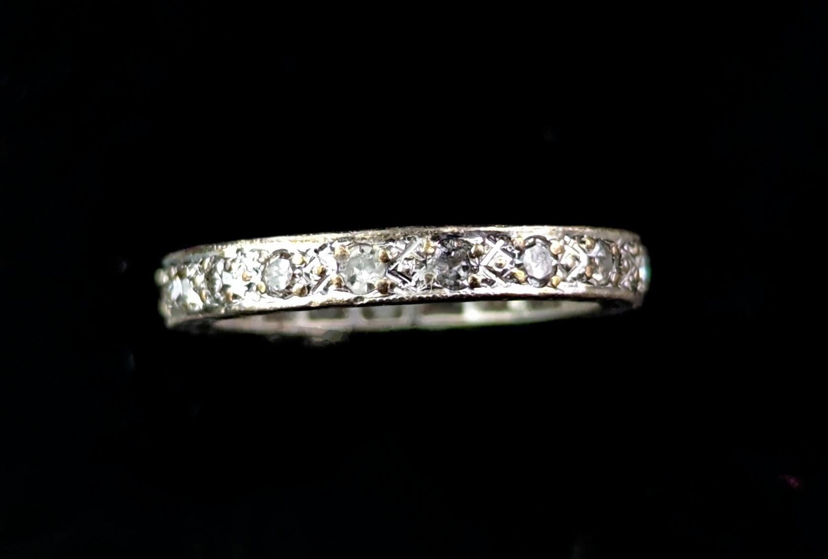 Vintage Art Deco Diamond eternity ring, 18k White gold  In Fair Condition For Sale In NEWARK, GB