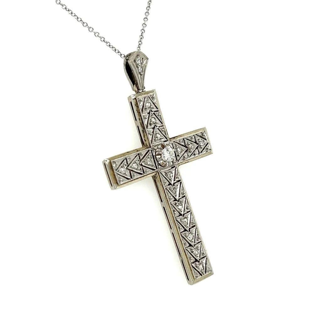 Semplicemente bello! Collana con ciondolo a croce in platino e diamanti. Incastonato a mano con diamanti rotondi taglio Brilliante, per un peso di circa 0,42tcw. Sospeso da una catena in oro bianco 18 carati lunga 18 pollici. Croce realizzata a mano