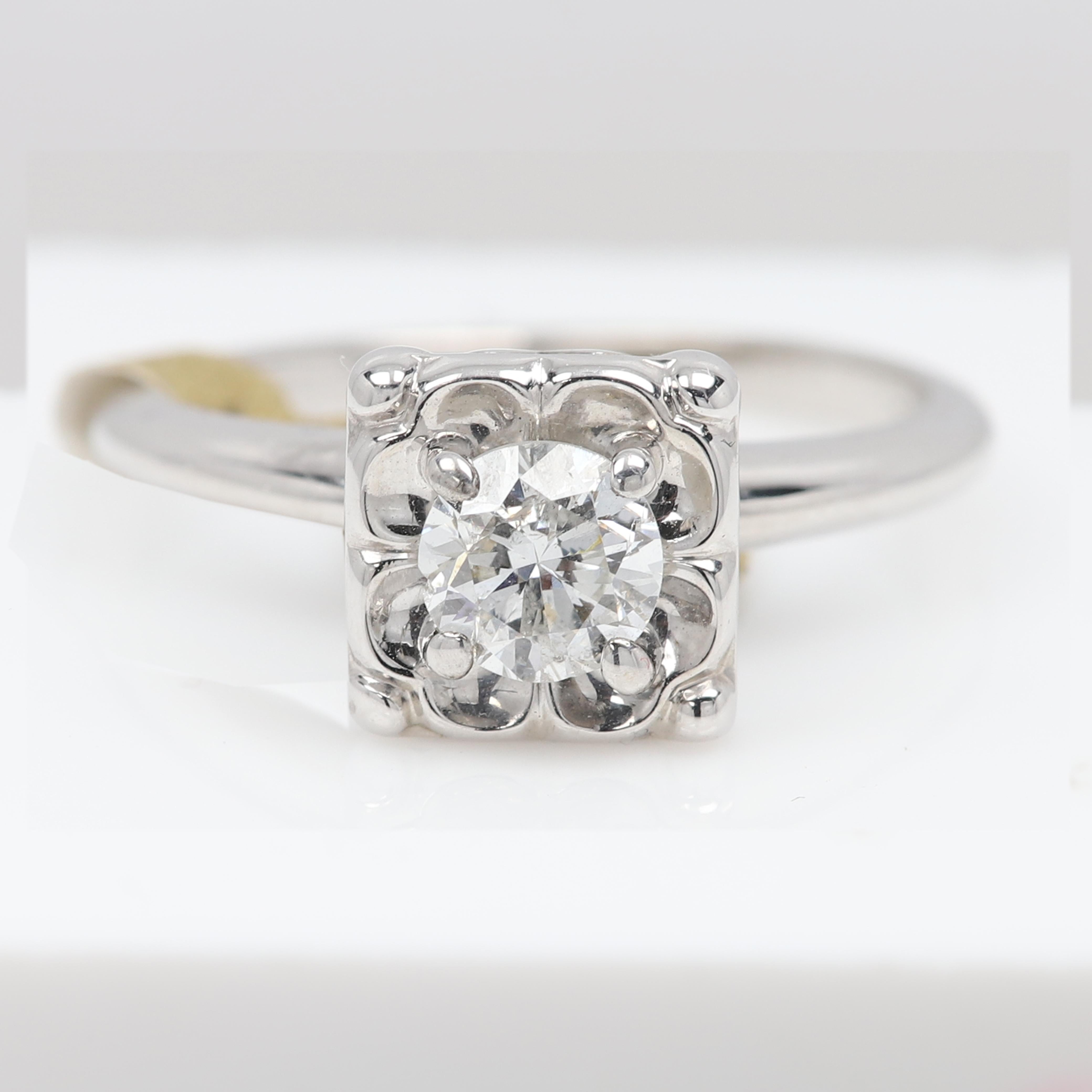 Bague vintage Art of Vintage à diamants ronds
Il est d'une beauté simple, pas trop criarde.
Le diamant est un diamant rond de 0,55 carat GH-SI1 de qualité moyenne. 
Taille de doigt 6
Or blanc 3,3 grammes.
La taille de la zone de conception est