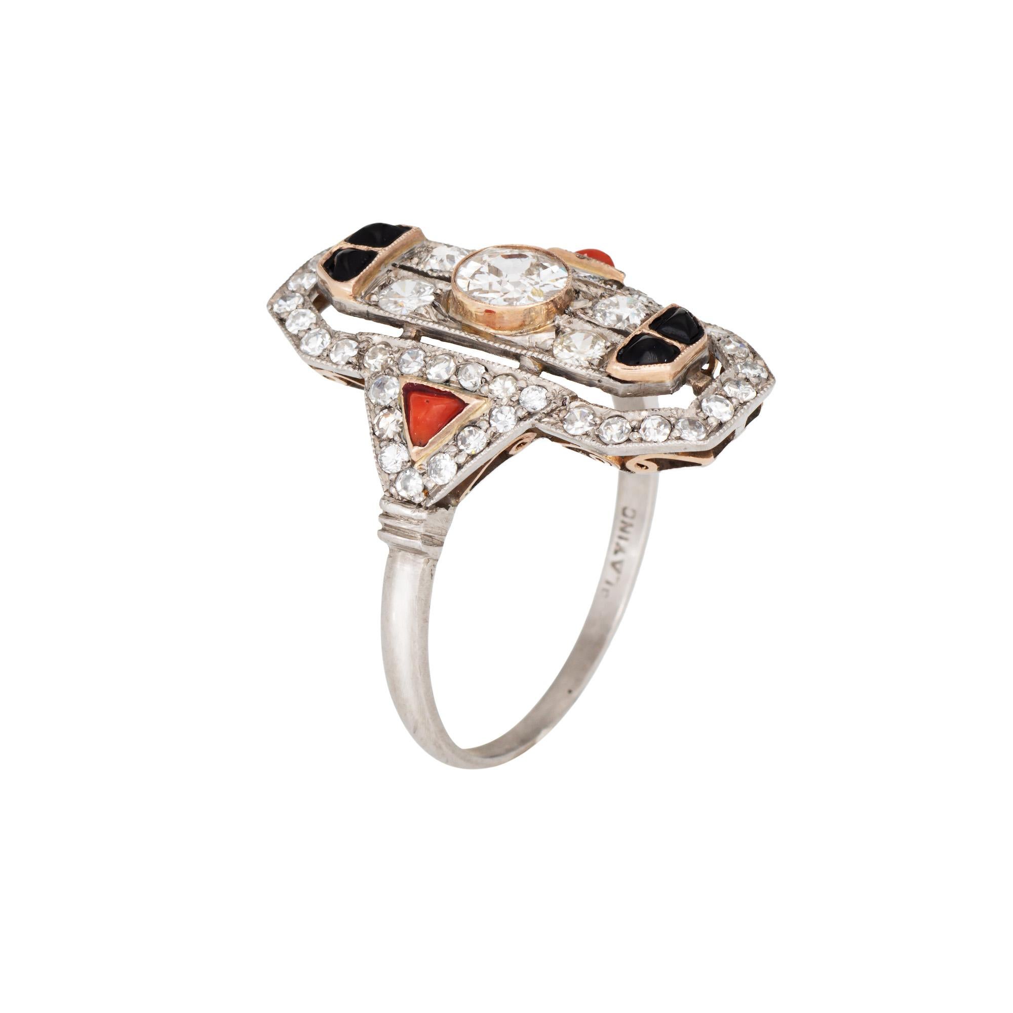 Stilvoller Ring mit Diamanten, Korallen und Onyx aus 900er Platin aus der Zeit des Art déco (um 1920). 

Der in der Mitte gefasste Diamant im alten europäischen Schliff hat schätzungsweise 0,60 Karat (geschätzte Farbe: I-J und Reinheit: I1).
