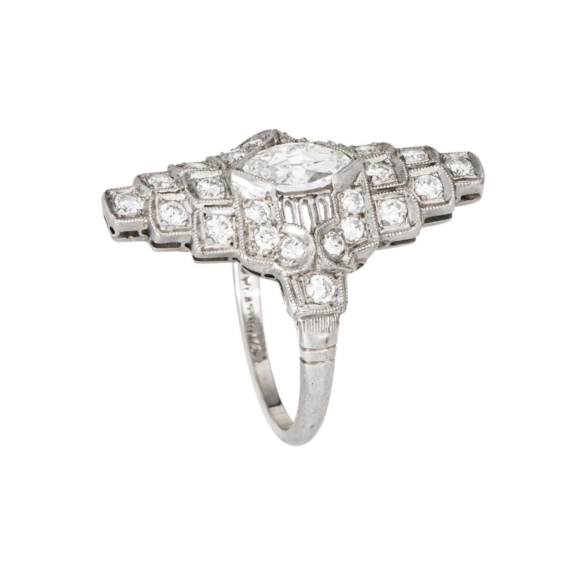 Anillo de diamantes Art Déco vintage (circa años 20 a 30) finamente detallado, elaborado en platino 900. 

El diamante antiguo de talla marquesa se estima en 0,40 quilates, acentuado con otros 0,20 quilates de diamantes estimados. El peso total del