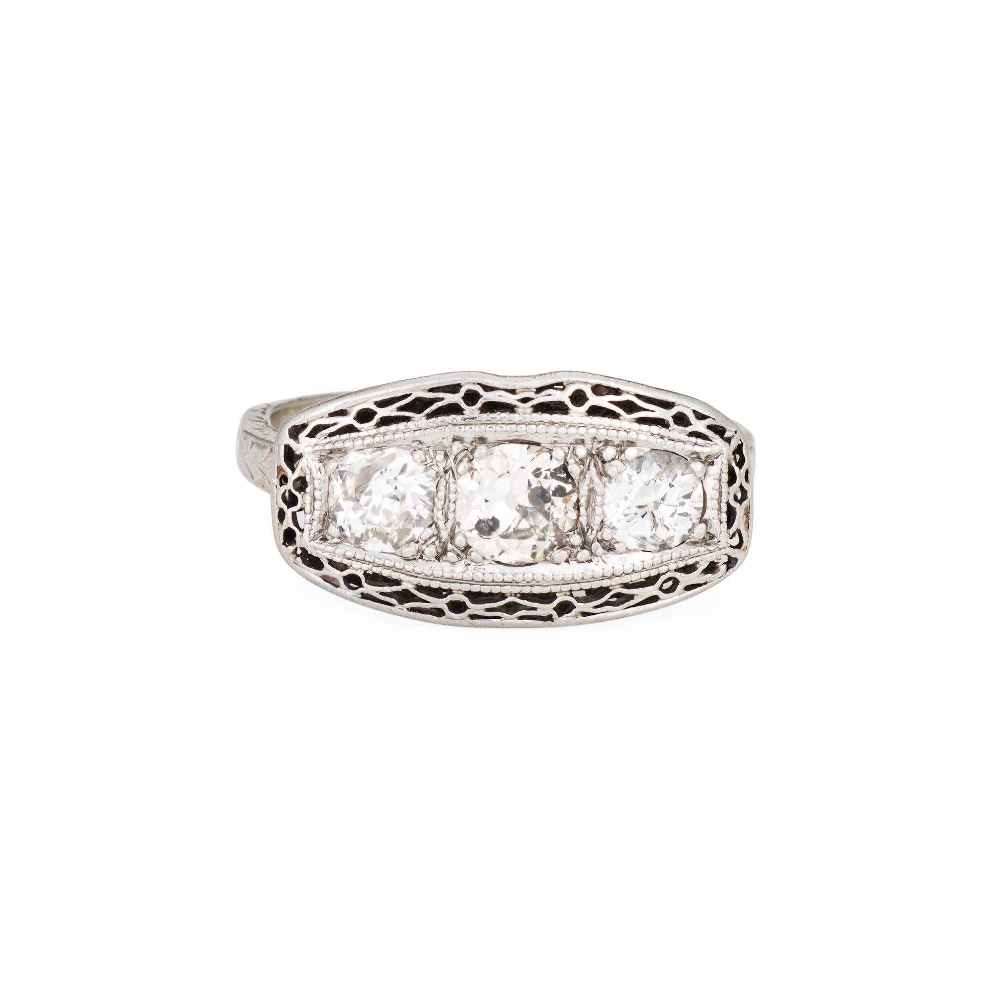 Anello vintage finemente dettagliato con 3 diamanti Art Deco (circa anni '20-'30) realizzato in oro bianco 10k. 

Tre diamanti antichi di taglio europeo hanno dimensioni che vanno da 0,33 (centro) a 0,20 carati (2 diamanti esterni). Il peso totale