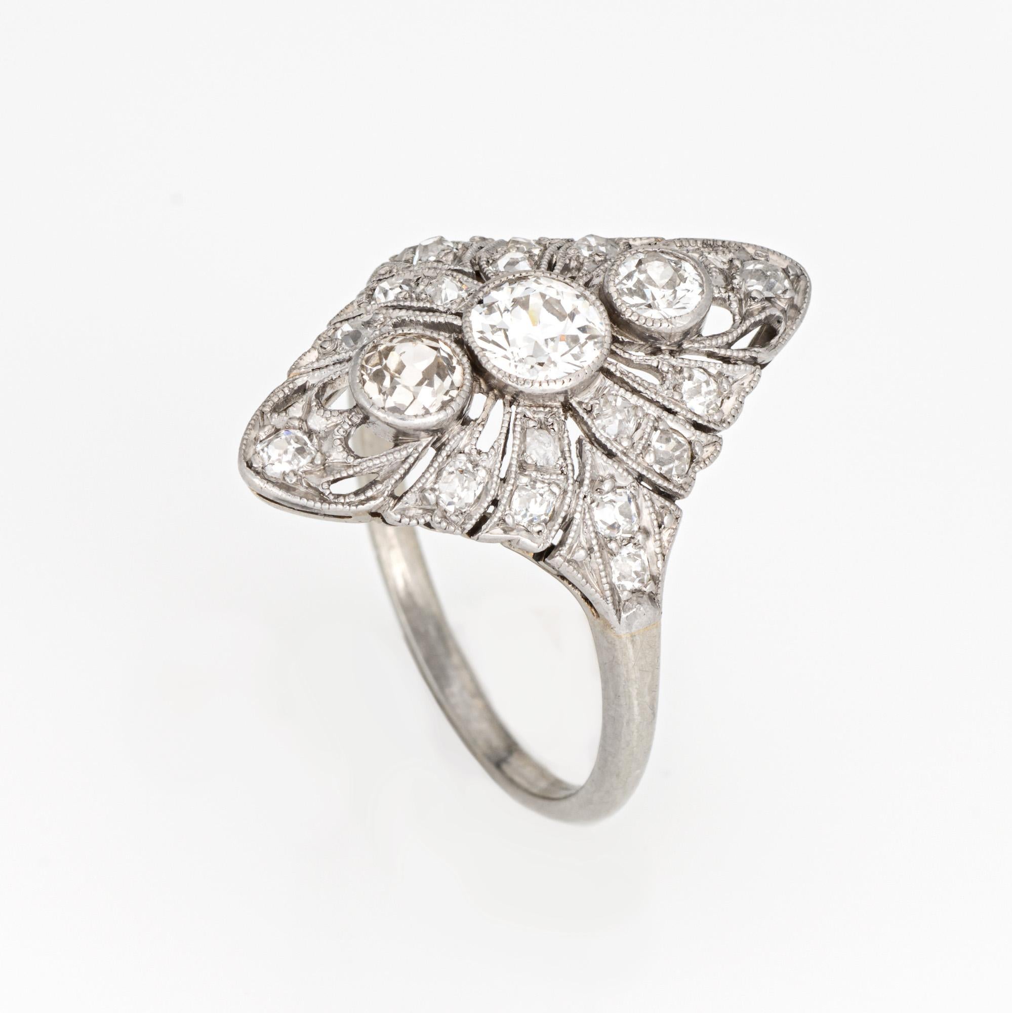 Anello vintage finemente dettagliato con 3 diamanti Art Deco (circa anni '20-'30) realizzato in oro bianco 18 carati. 

Tre diamanti antichi di taglio europeo hanno dimensioni che vanno da 0,33 (centro) a 0,20 carati (2 diamanti esterni). Il peso