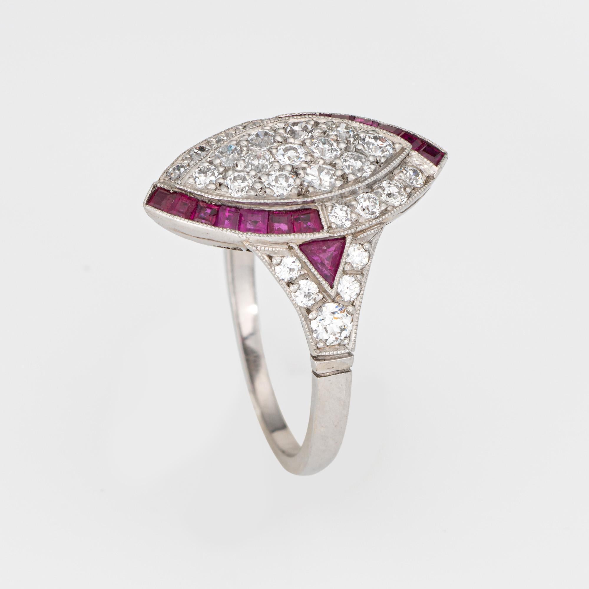 Fein ausgearbeiteter Vintage-Ring mit Diamanten und Rubinen im Art-Déco-Stil (ca. 1920 bis 1930), gefertigt aus 900er Platin. 

Die Diamanten im alten europäischen Schliff haben einen geschätzten Gesamtwert von 0,50 Karat (geschätzte Farbe I-J und