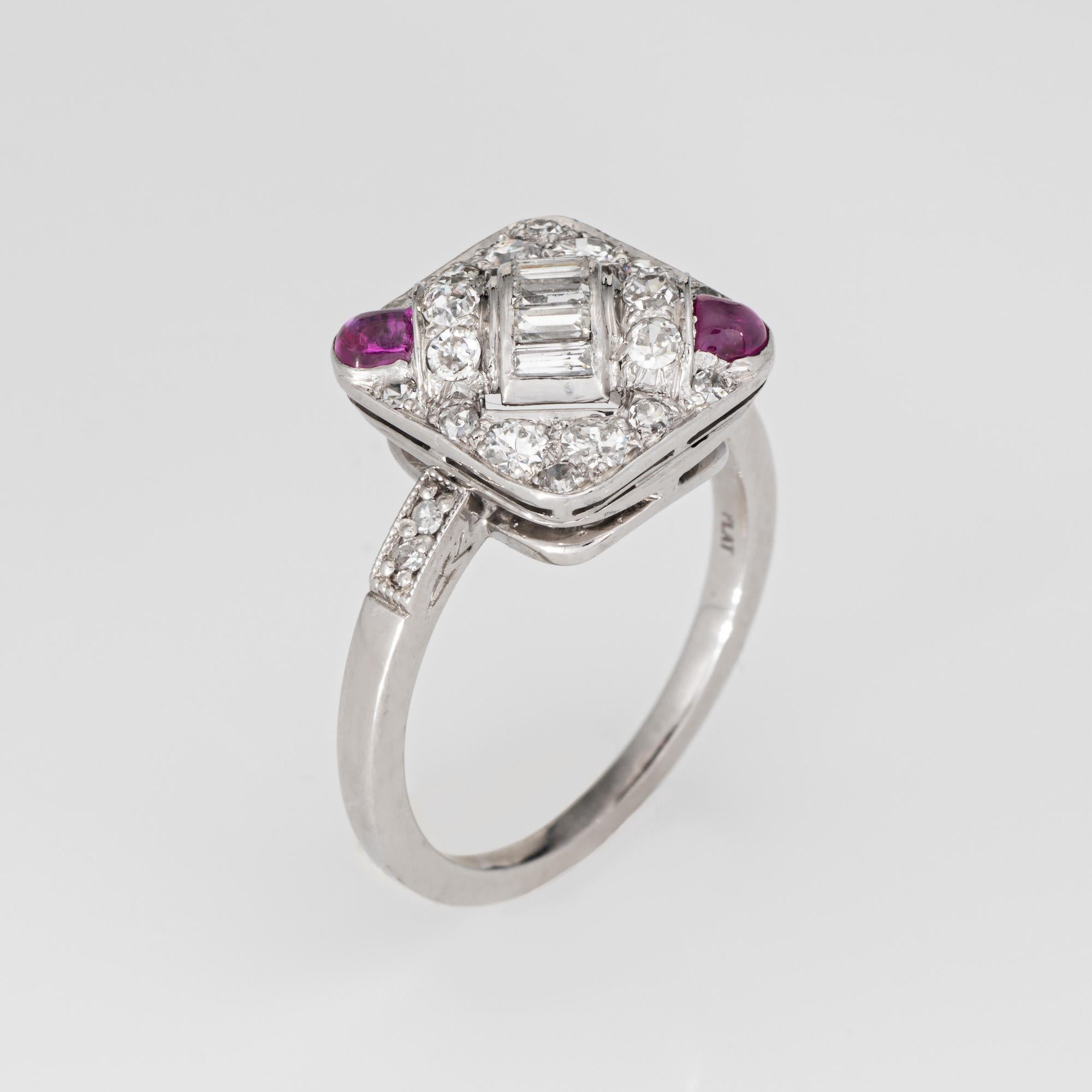 Fein ausgearbeiteter quadratischer Diamant- und Rubinring im Art-Déco-Stil (ca. 1920 bis 1930) aus 900er Platin. 

Diamanten im Baguetteschliff und im Rundschliff mit einem geschätzten Gesamtgewicht von 0,50 Karat (geschätzte Farbe H-I und Reinheit