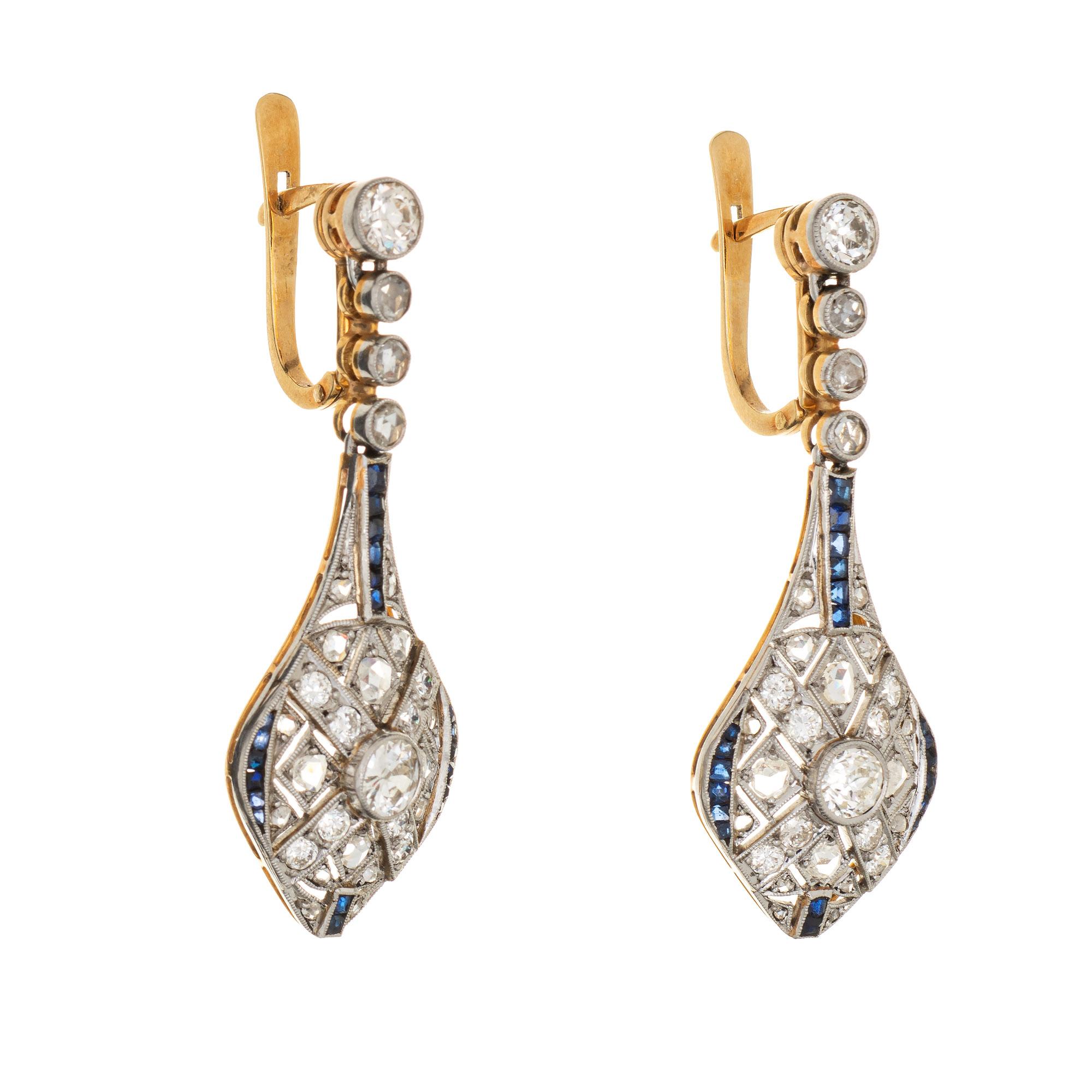 Fein gearbeitete Vintage Art Deco Diamant- und Saphirtropfenohrringe (ca. 1920er bis 1930er Jahre) aus 18k Gelbgold und Platin.

Alte europäische Diamanten und Diamanten im Rosenschliff mit einem geschätzten Gesamtgewicht von 1,90 Karat (geschätzte