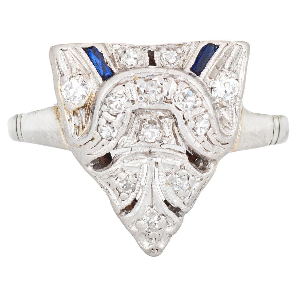 Bague triangulaire vintage Art déco en or blanc 14 carats avec diamants et saphirs, taille 5,75 en vente