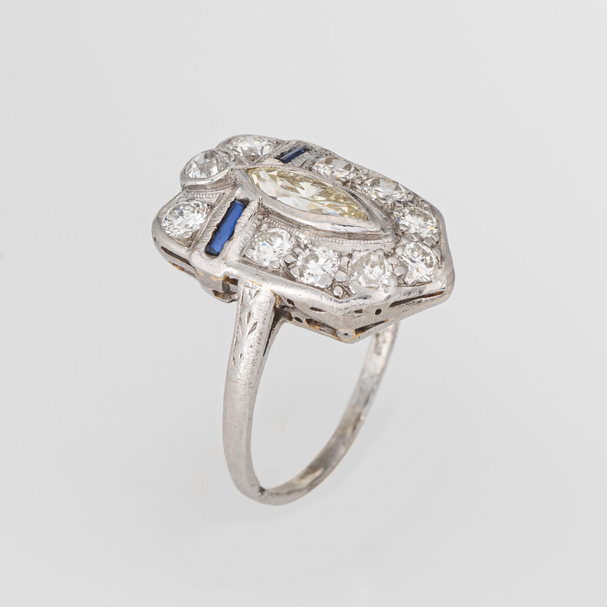 Anillo Art Déco vintage de diamantes y zafiros (circa años 20 a 30), finamente detallado y elaborado en platino 900. 

El diamante talla marquesa antigua se estima en 0,25 quilates (color estimado K-L y claridad VS2), acentuado con otros 10