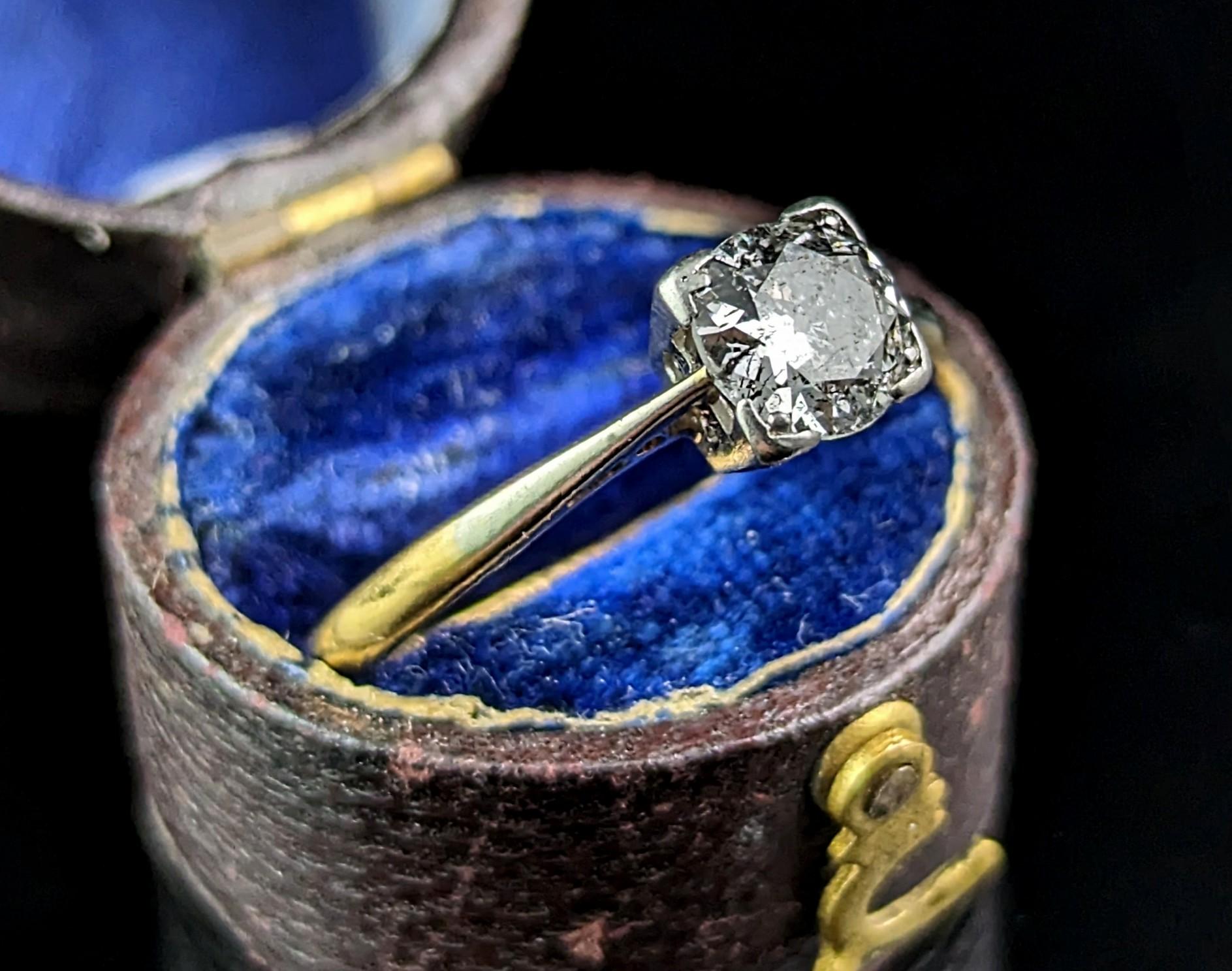 Vintage Art Deco Diamond solitaire ring, Engagement ring, 18k gold and platinum  In Good Condition For Sale In NEWARK, GB