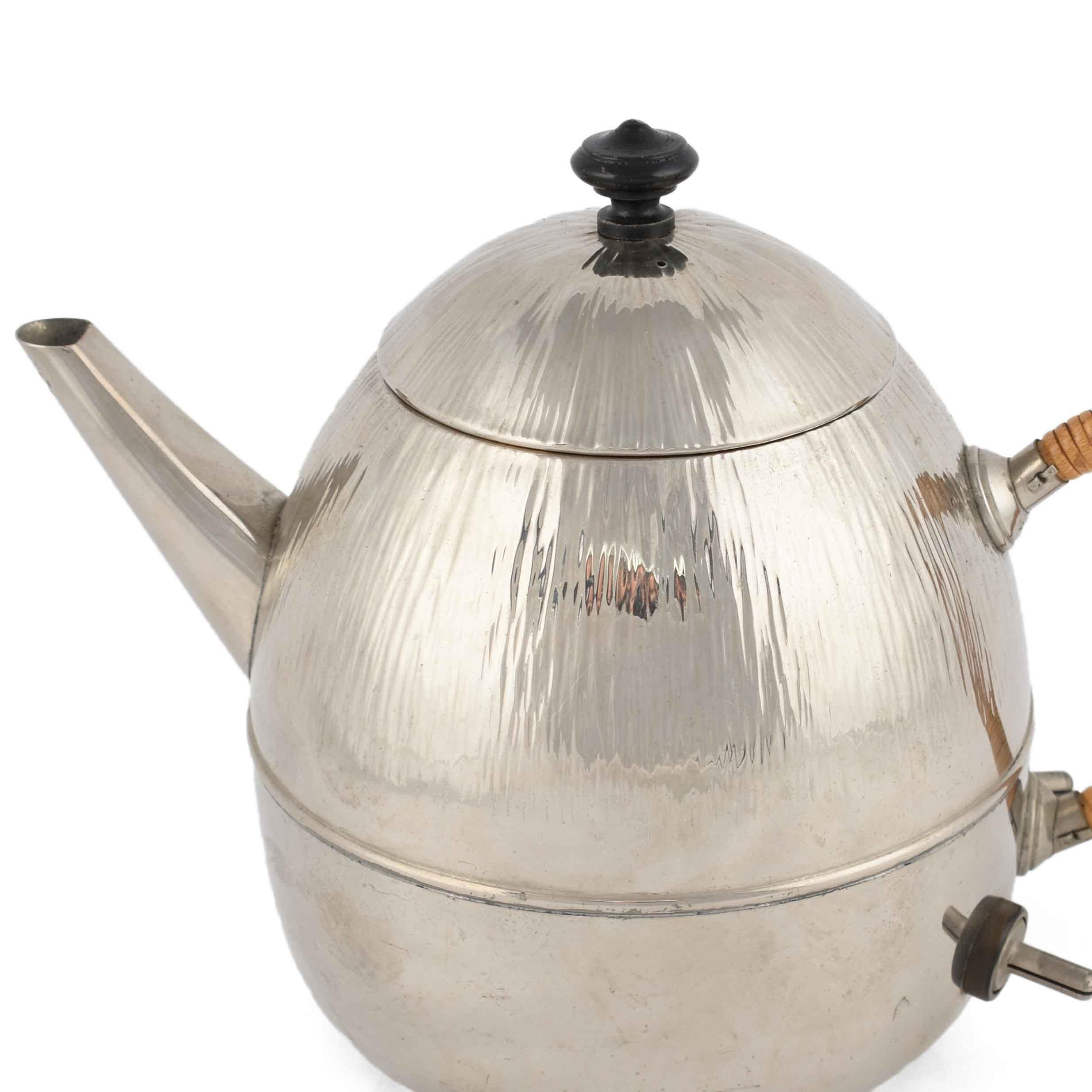 Electrical Kettle is an original work realized in the first half of the XX Century. 

Made in Germany.

Chromed metal. 

Very good conditions. 

Original manufacture realized in the 1930s in chromed metal. The work presents an ovoid body
