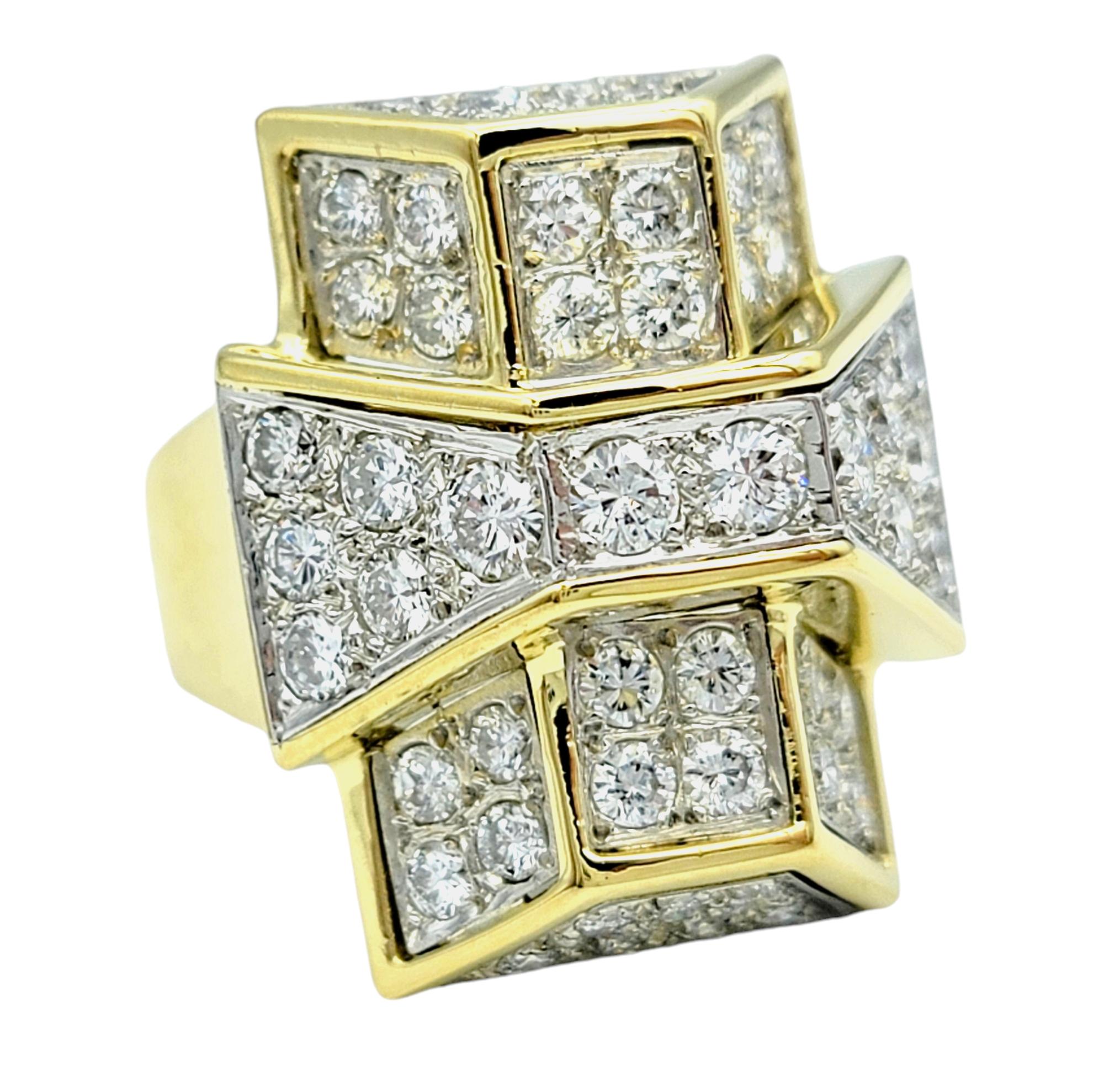 Tamaño del anillo: 7

Adéntrate en la elegancia de la época Art Déco con este impresionante anillo de cóctel. Con un diseño geométrico apilado alargado, este anillo es una obra maestra del lujo de inspiración vintage. Cada cara está adornada con