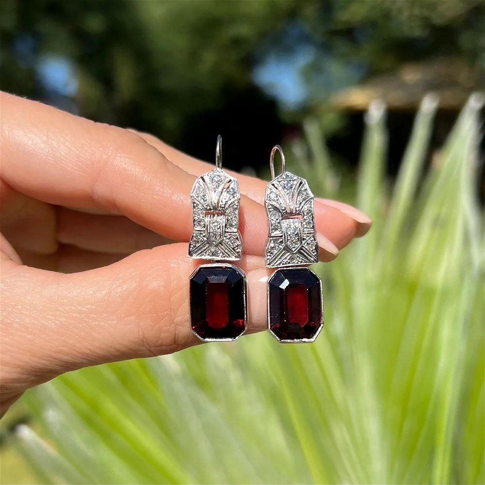 Vintage Art Deco Emerald Cut Garnet and Diamond Gold Drop Earrings In Excellent Condition For Sale In Montreal, QC