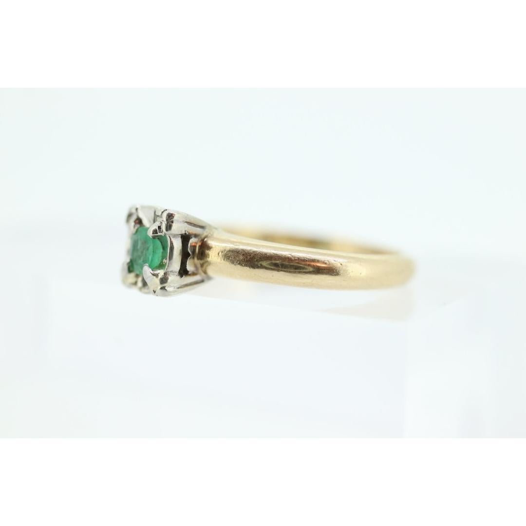 Vintage de los años 50
Talla: 5 1/2 US
Materiales: Piedra
Piedra preciosa: Esmeralda
Color de la gema: Verde
Color de la banda: Oro

Estilo: Art Deco

Sorprendente anillo solitario Art Decó. Esmeralda engastada en una tabla cuadrada. Oro amarillo y