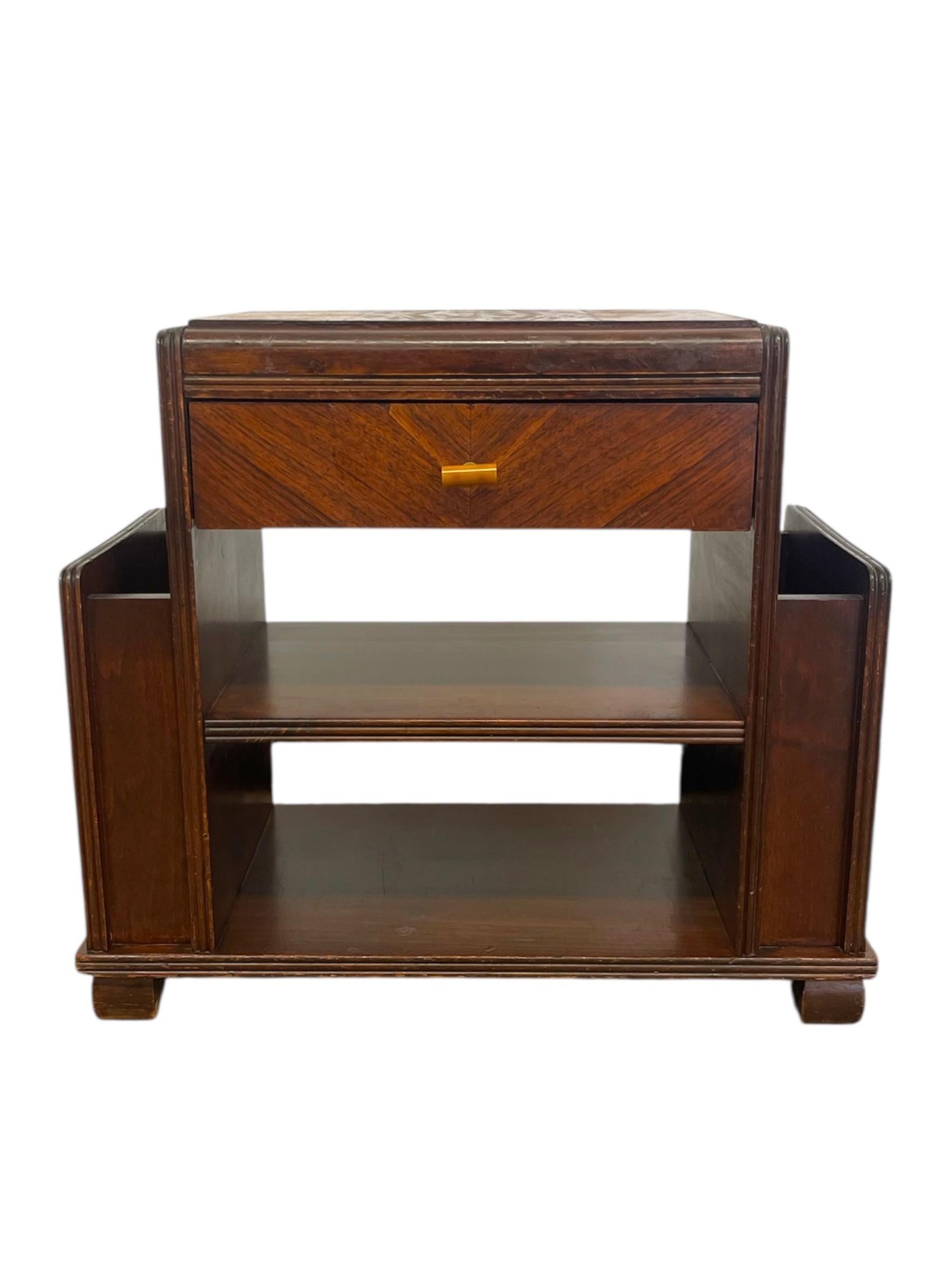 Vintage Art Deco Beistelltisch mit aufgesetztem  Zwei Magazinständer (Art déco) im Angebot