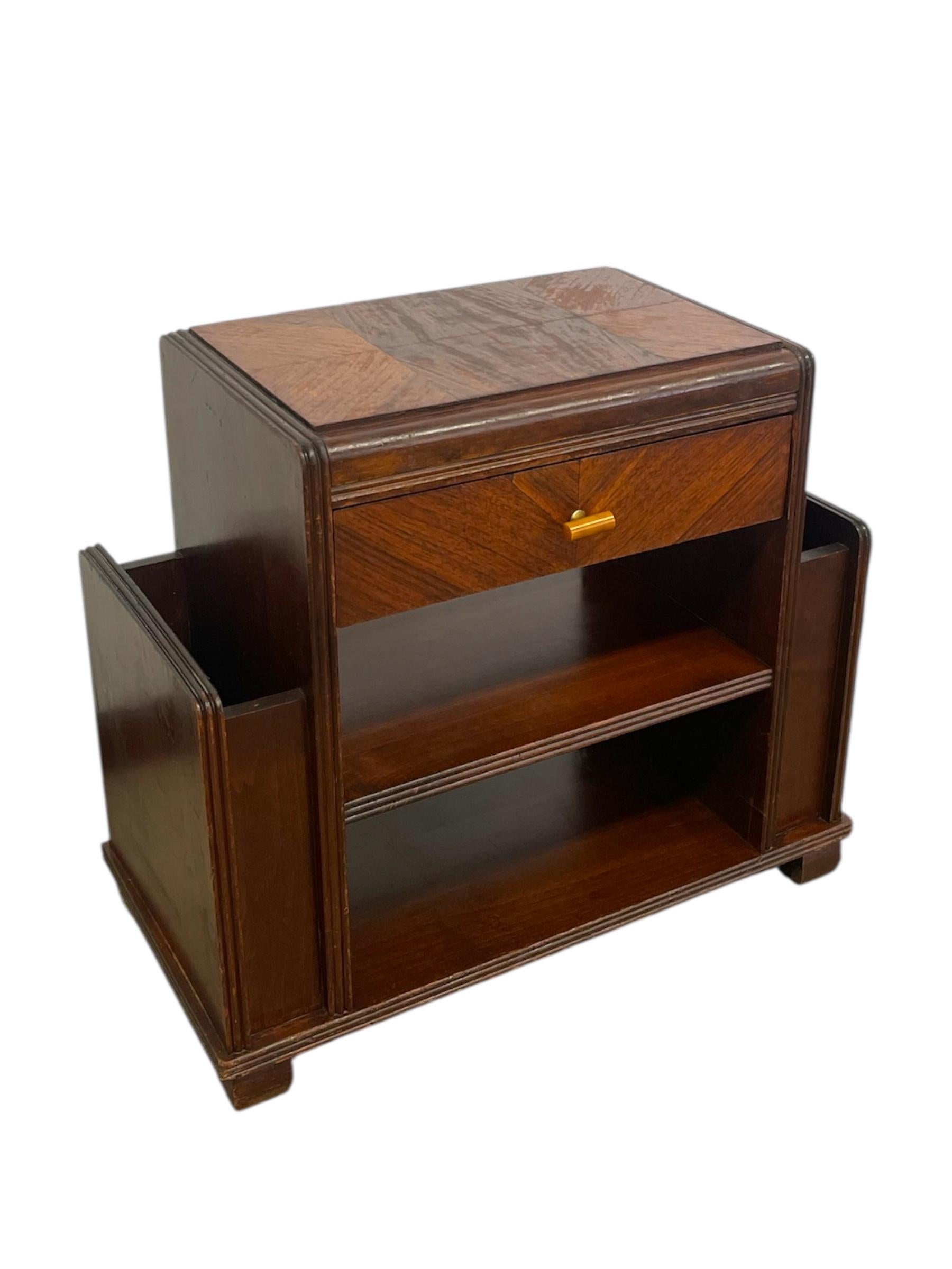 Vintage Art Deco Beistelltisch mit aufgesetztem  Zwei Magazinständer (Ende des 20. Jahrhunderts) im Angebot