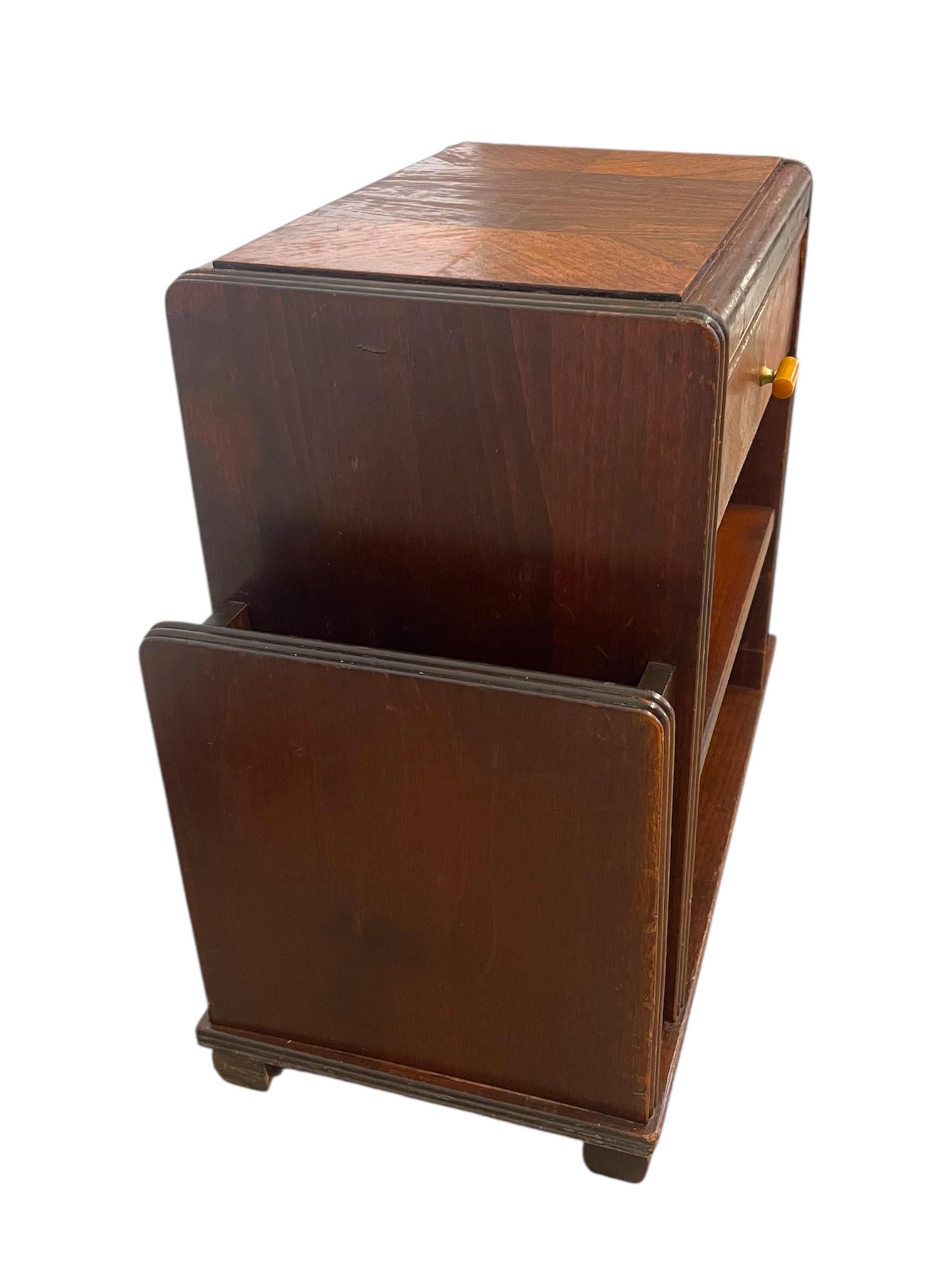 Vintage Art Deco Beistelltisch mit aufgesetztem  Zwei Magazinständer im Angebot 1