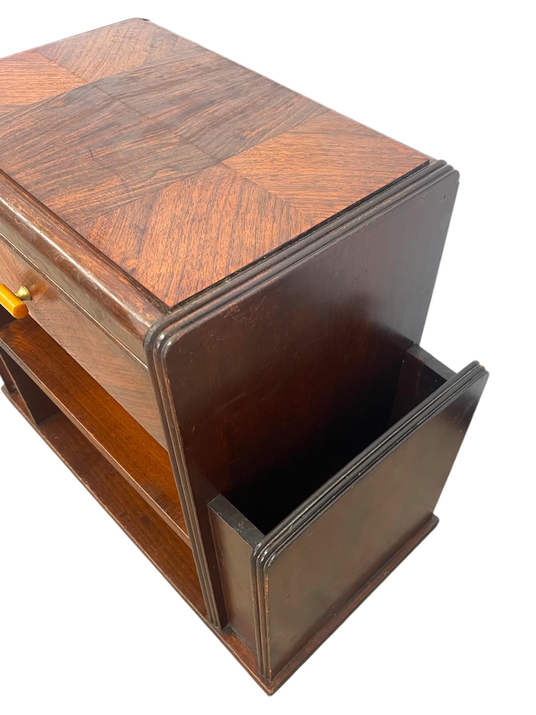 Vintage Art Deco Beistelltisch mit aufgesetztem  Zwei Magazinständer im Angebot 2