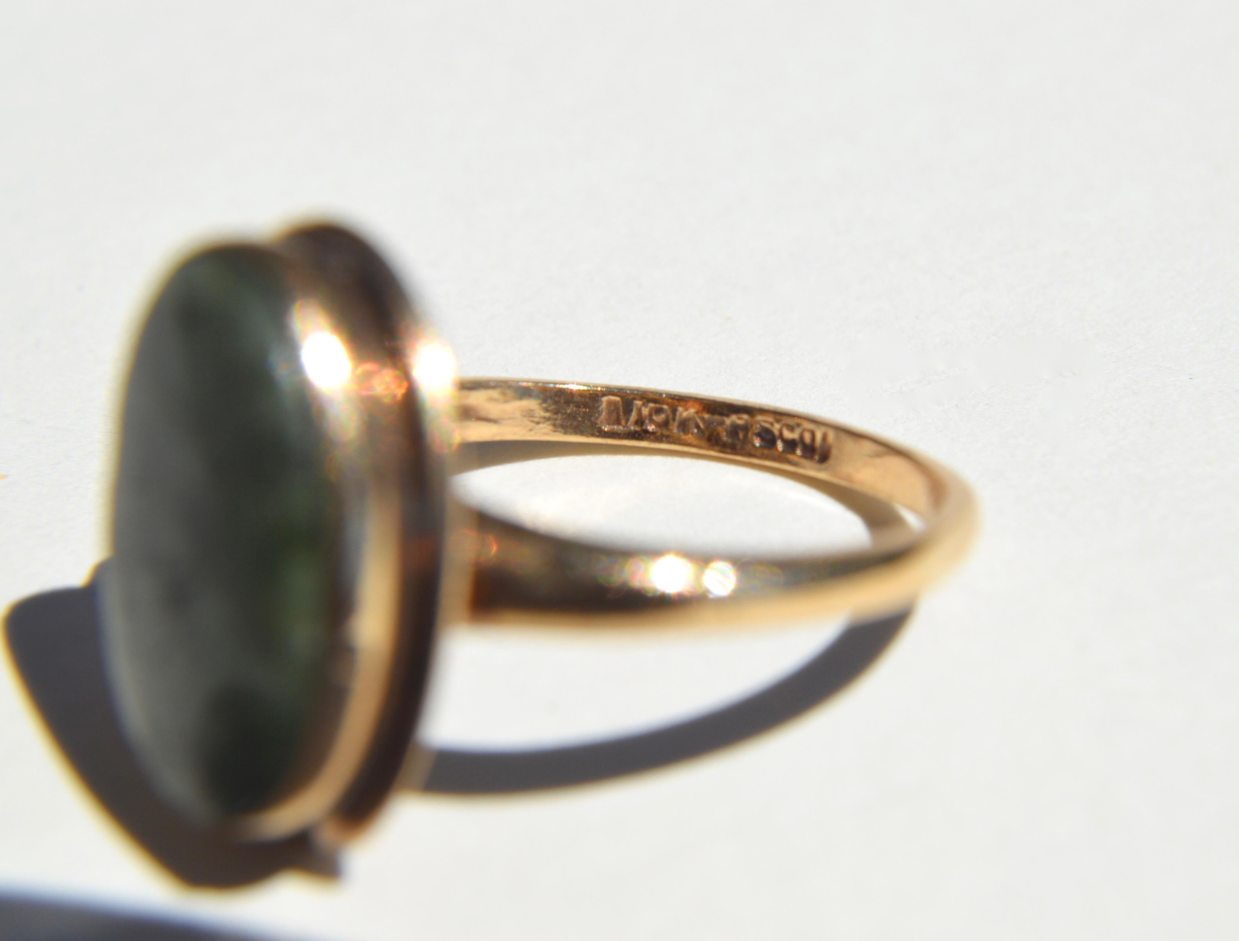 Vintage Art Deco Era 1920s 5.81 Carat Jade 10 Karat Gold Signet Ring In Fair Condition In Crownsville, MD