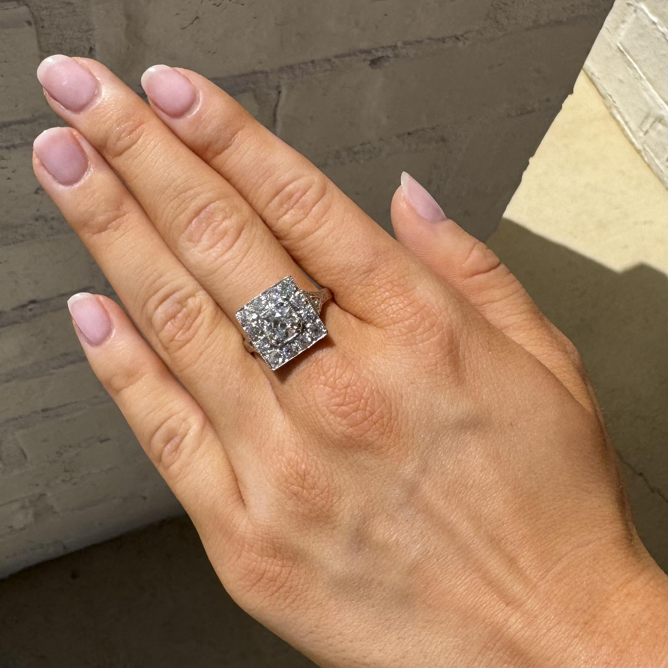 ¡¡Nos encanta esta belleza de diseño clásico!!

Detalles del anillo
Material: Platino
Época: Art Decó 1920 - 1940
Anchura de la cabeza: 13,5 mm
Altura del cabezal: 5 mm
Anchura de la caña: 2,2 mm
Peso:4,1 gramos
Tamaño del dedo: 8 1/4
A