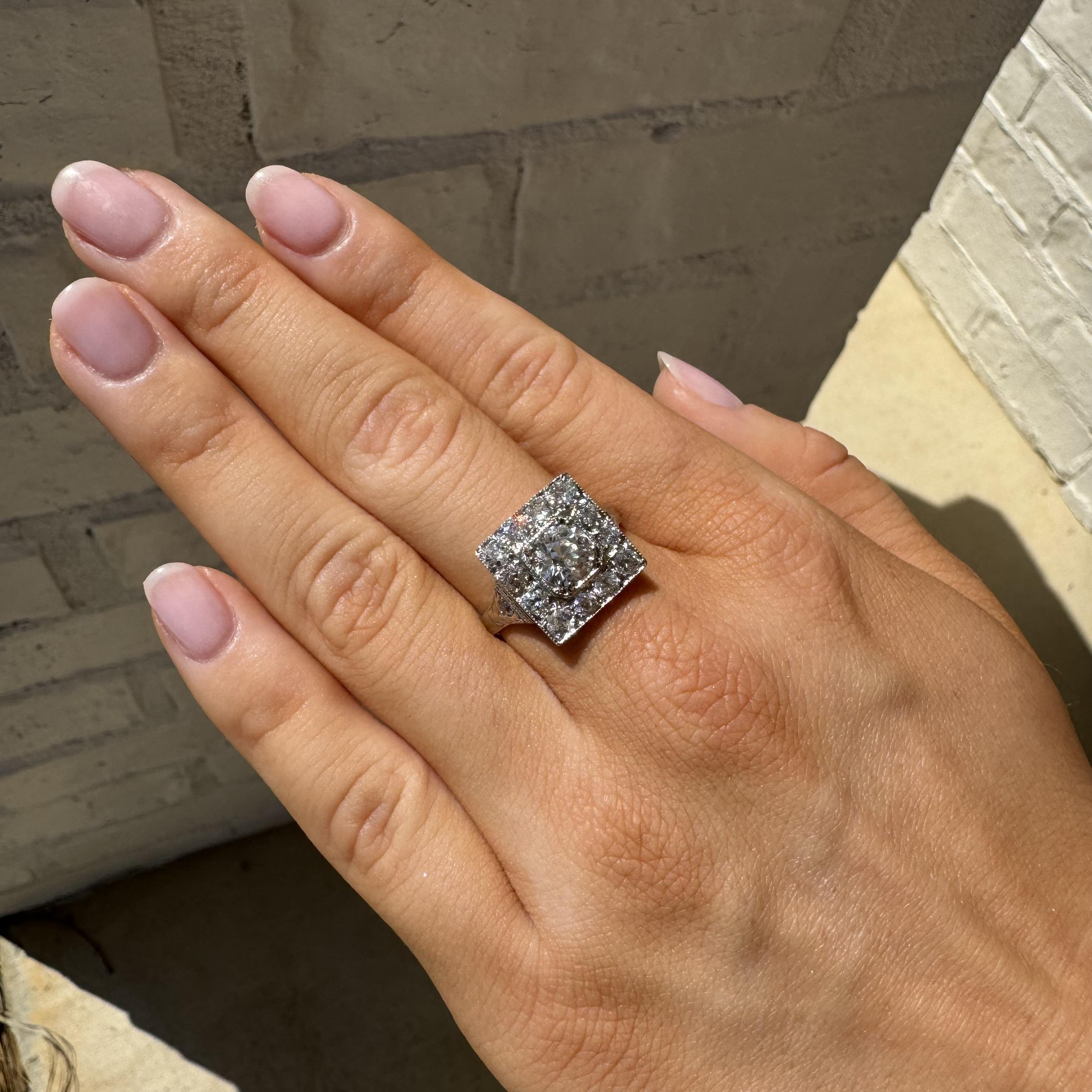 Anillo Halo de Diamantes Antiguos de 2,3 Quilates de la Época Art Decó Corte europeo antiguo en venta