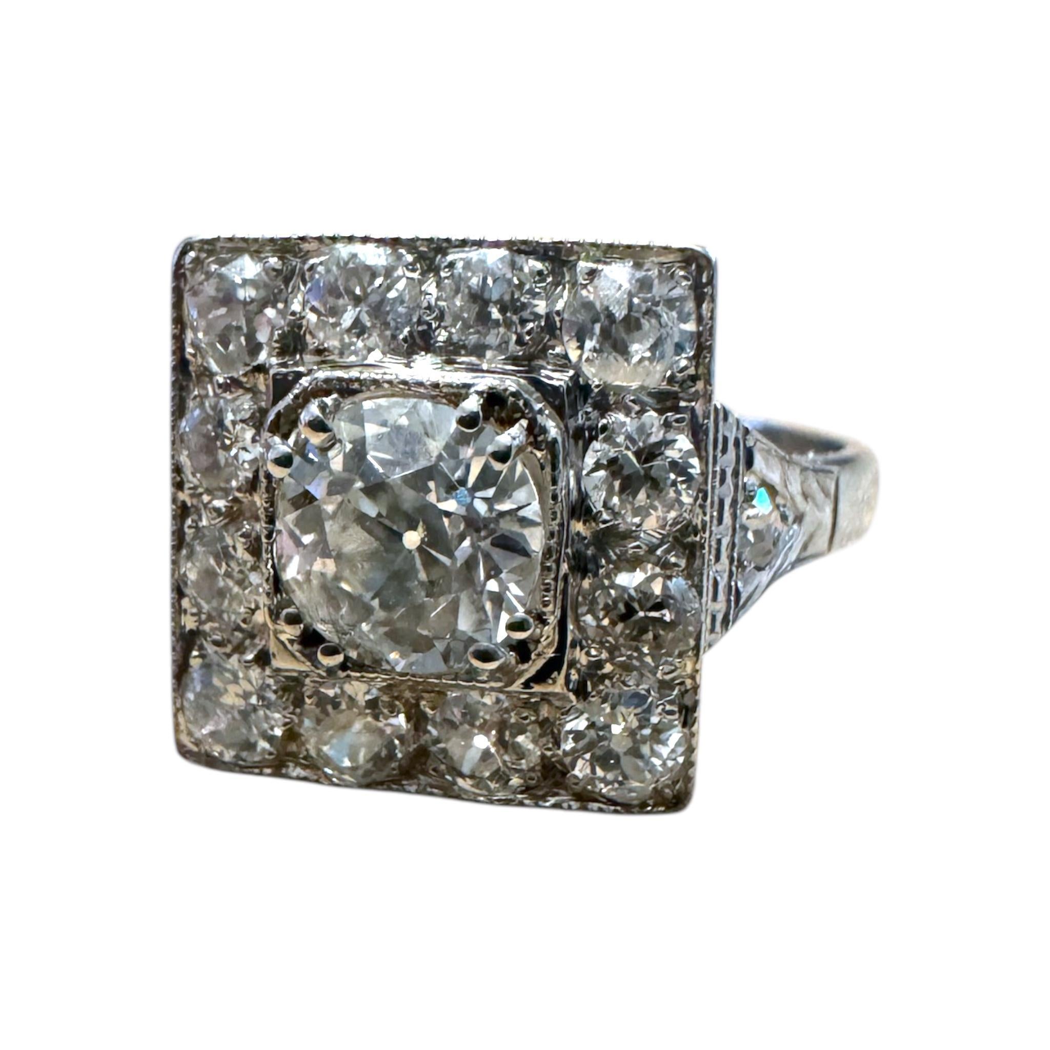 Bague halo de diamants taille ancienne de 2,3 carats de l'époque Art déco Pour femmes en vente