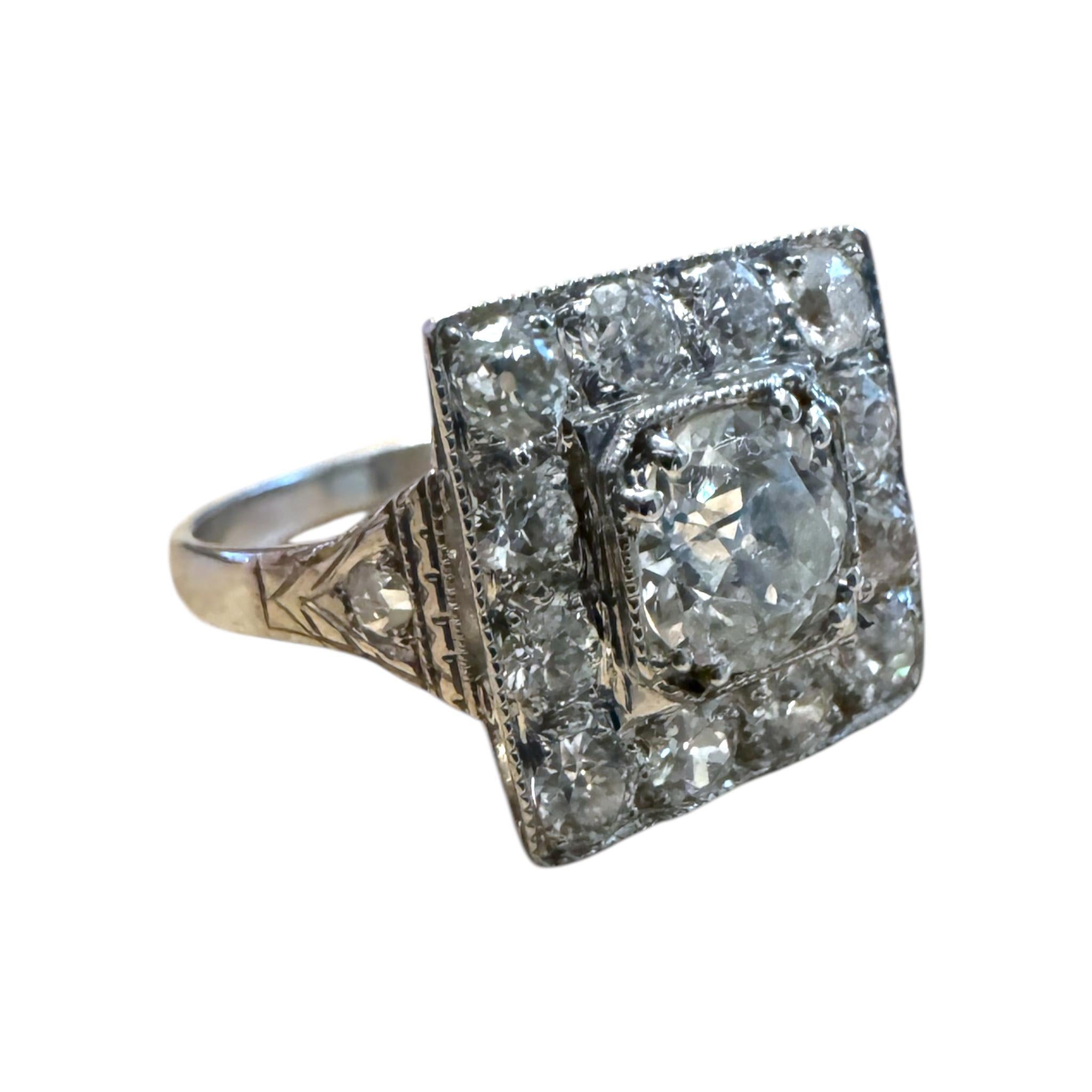 Bague halo de diamants taille ancienne de 2,3 carats de l'époque Art déco en vente 1