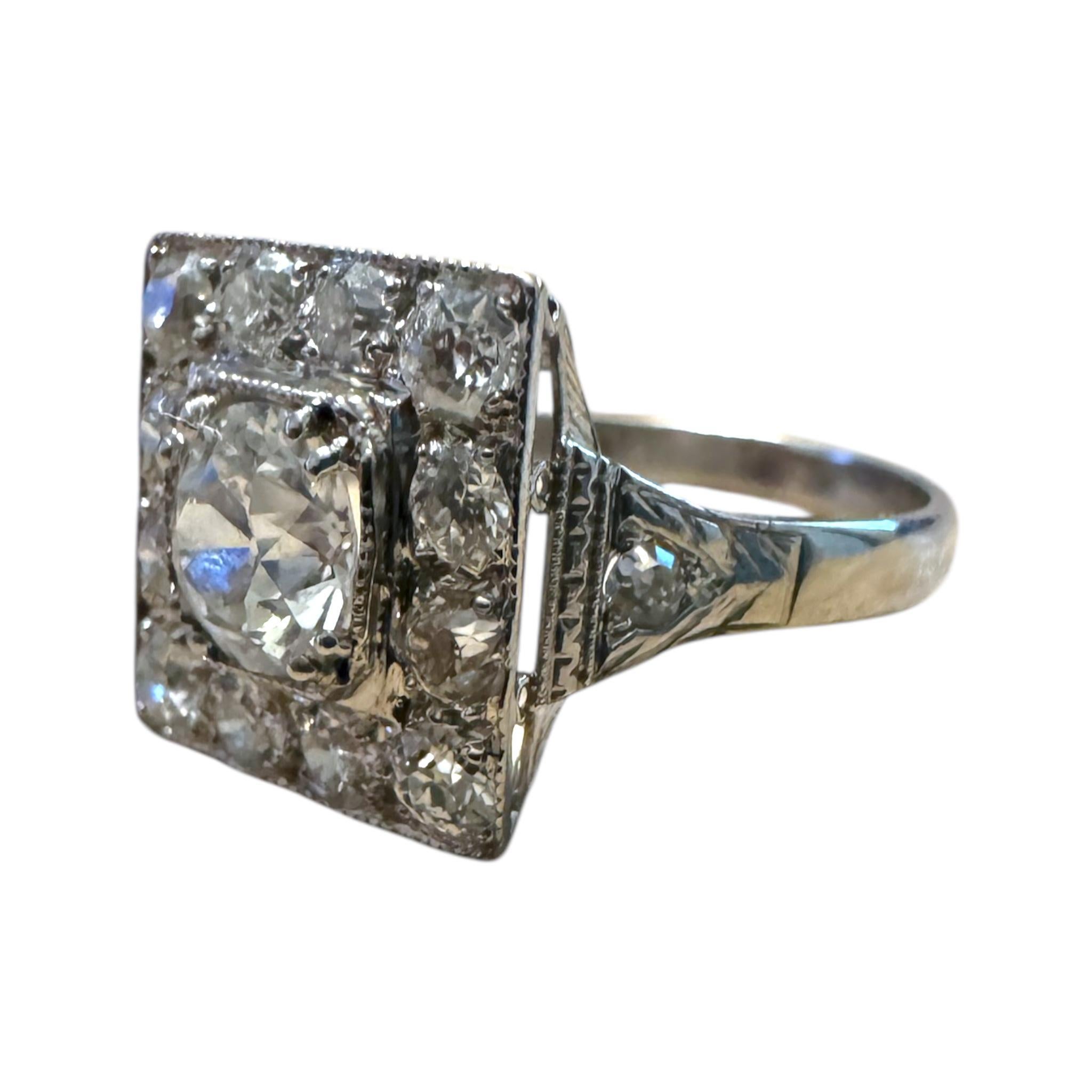 Bague halo de diamants taille ancienne de 2,3 carats de l'époque Art déco en vente 2