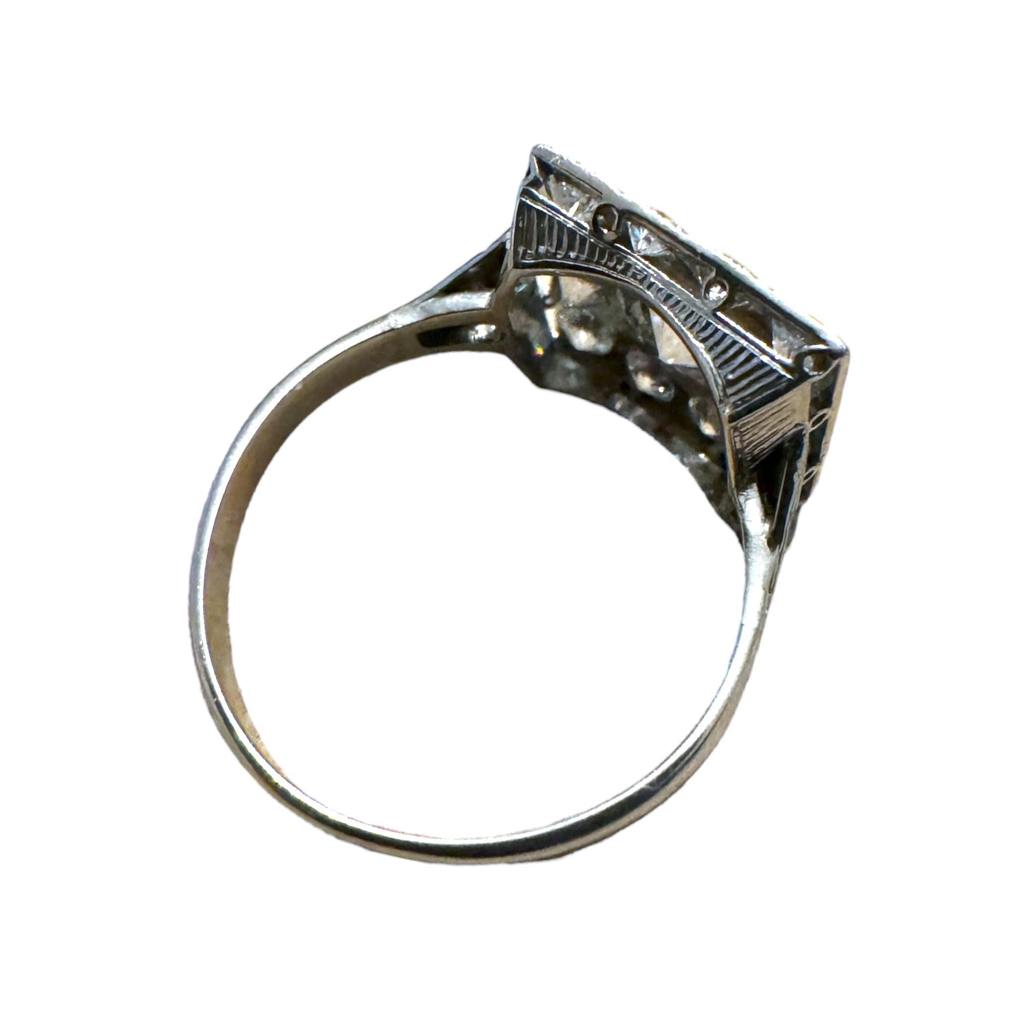 Anillo Halo de Diamantes Antiguos de 2,3 Quilates de la Época Art Decó en venta 4