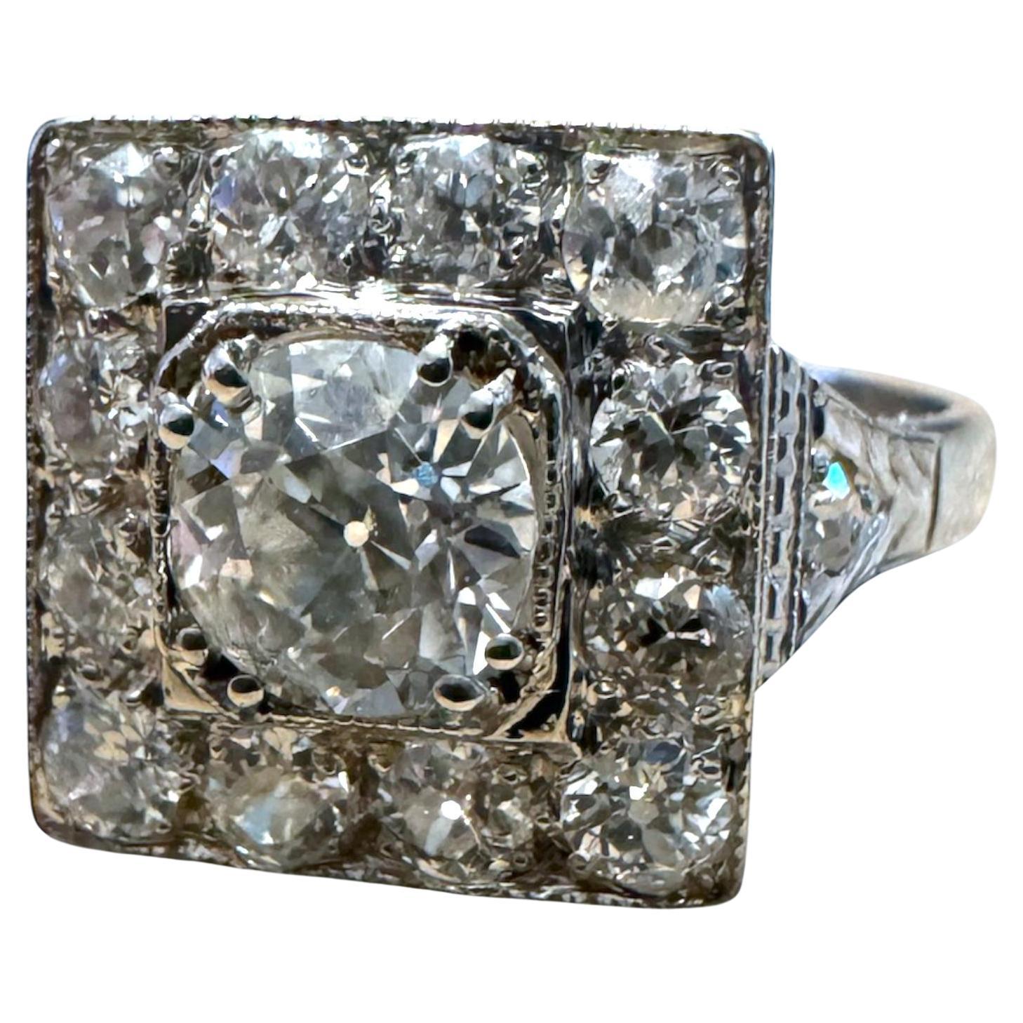 Bague halo de diamants taille ancienne de 2,3 carats de l'époque Art déco en vente