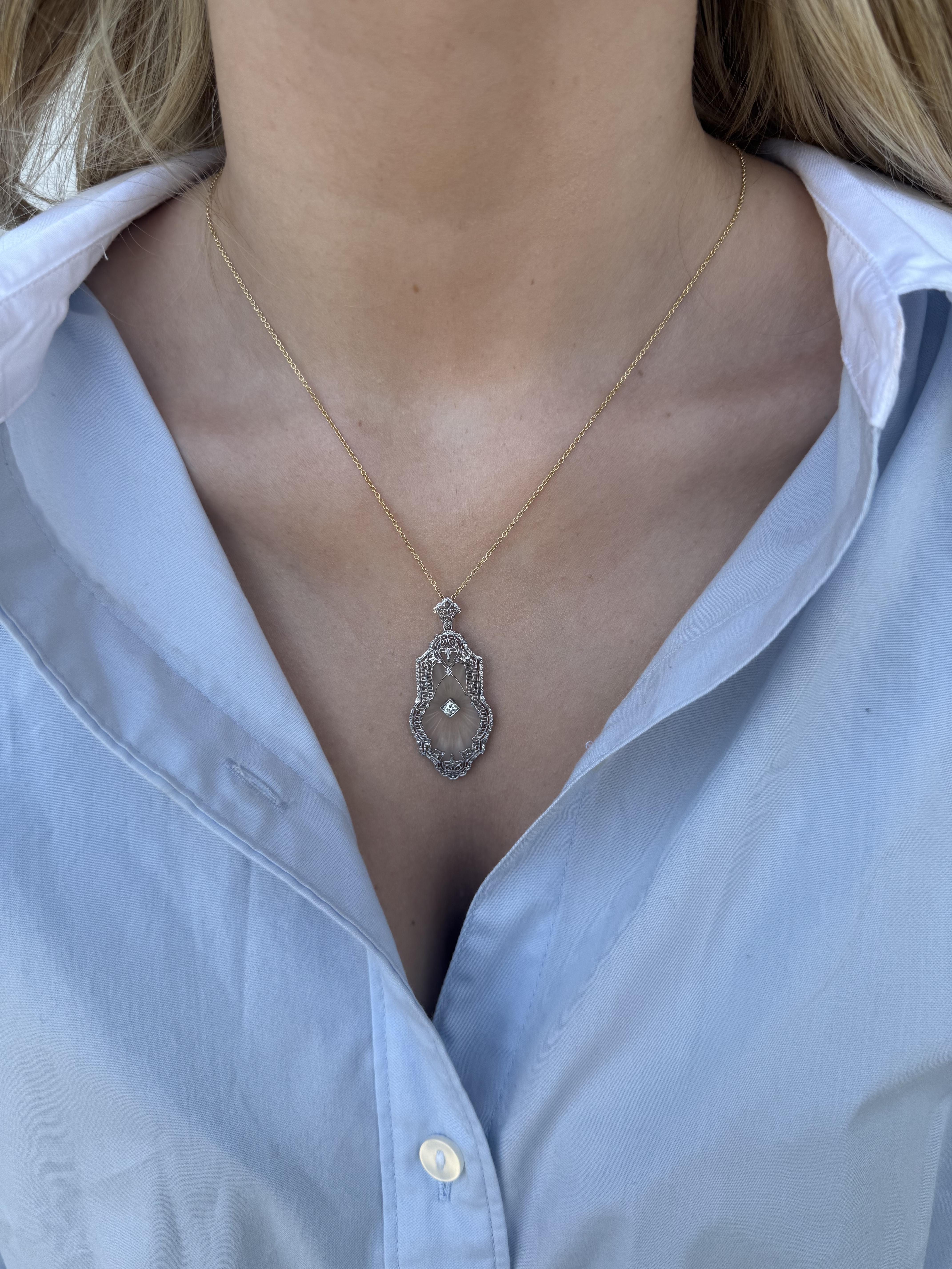 Ci piacciono sempre i pezzi in vetro canforato vintage!

Dettagli del ciondolo
Materiale: Oro bianco 14K
Epoca: Art Deco 1920 - 1940
Lunghezza del ciondolo: 1 3/4 di pollice
Larghezza del ciondolo: 3/4 di pollice
Peso: 5,1 grammi
I modelli di catena