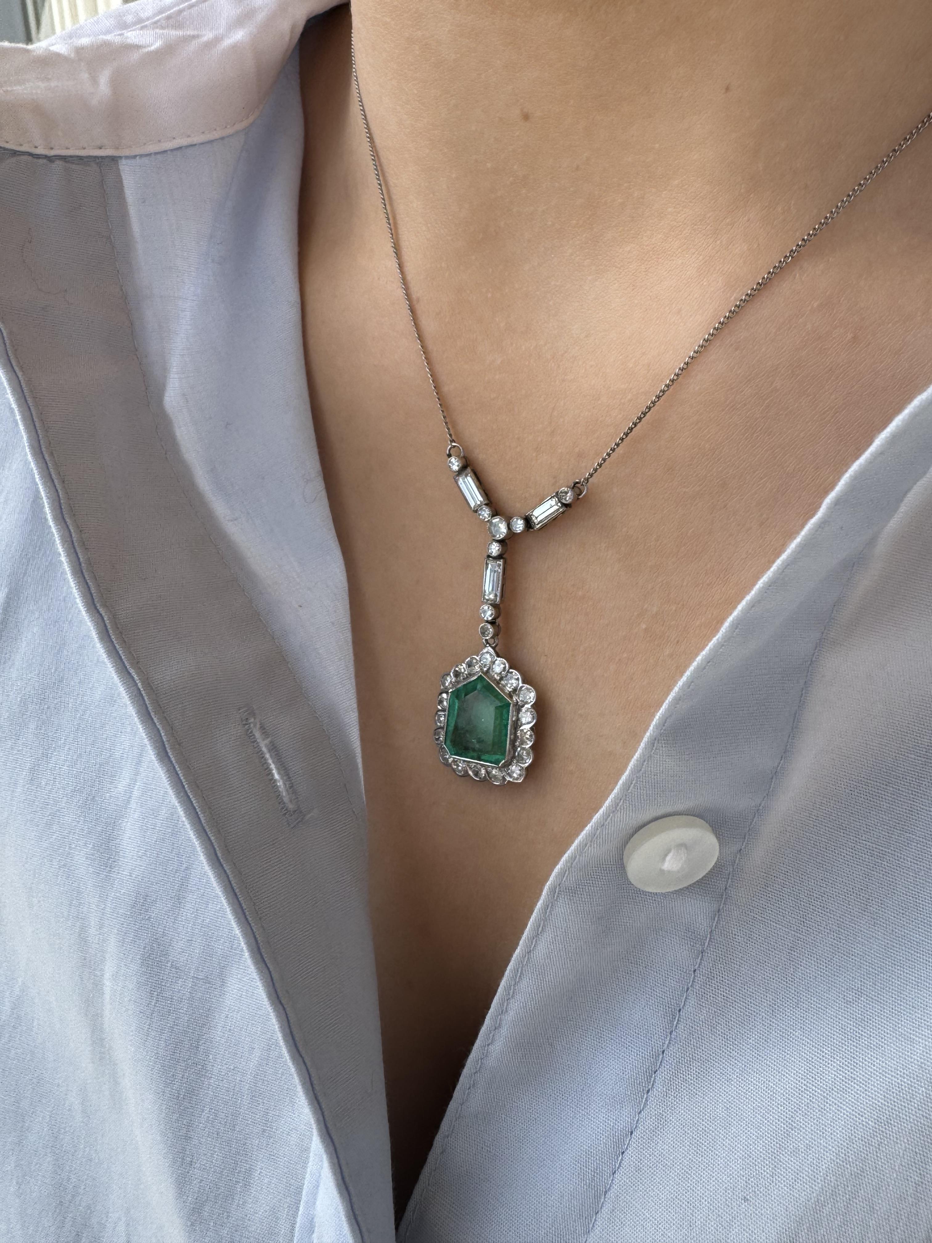 Oval Cut Vintage Art Deco Era Colombian Emerald & Diamond Necklace For Sale