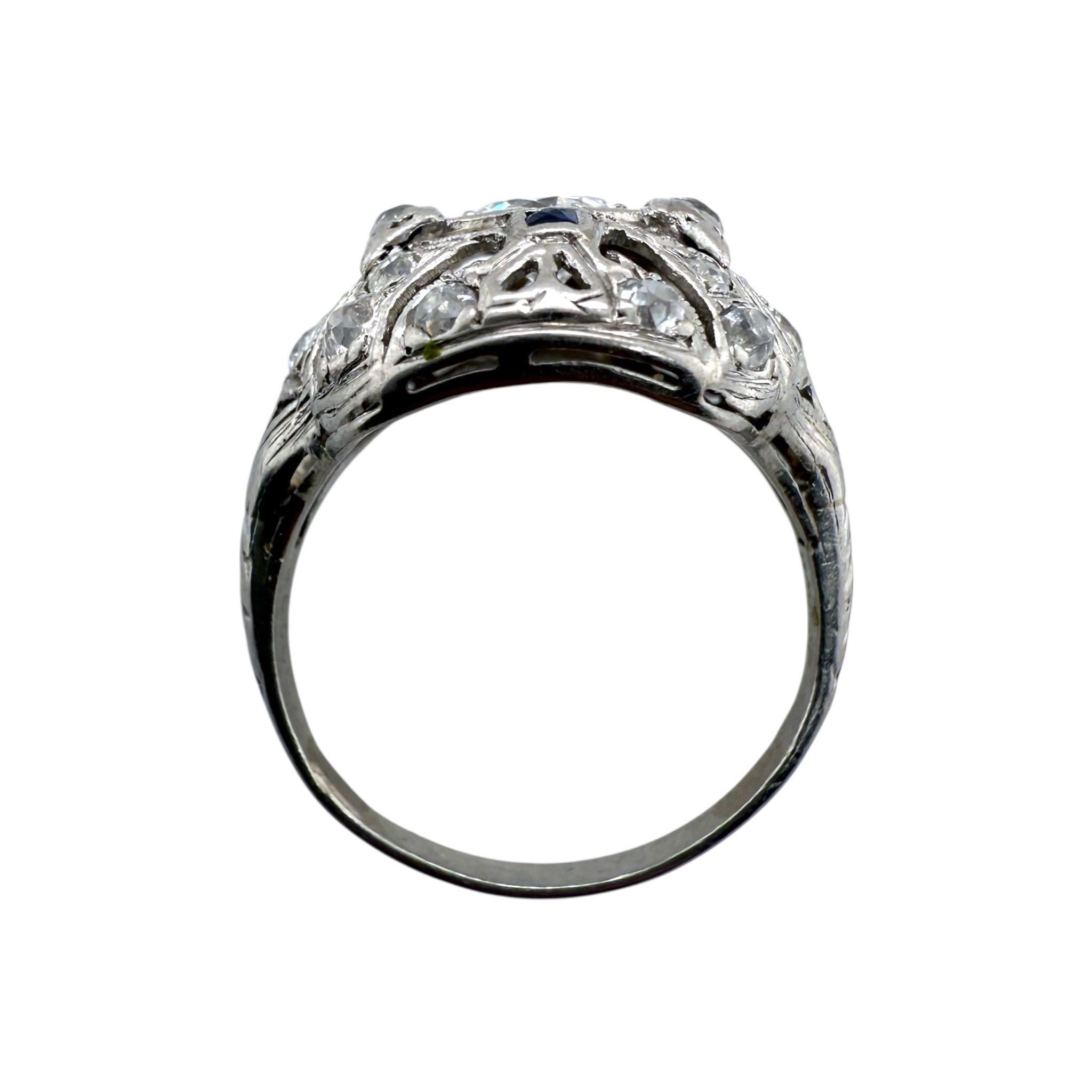 Anillo de Cóctel Vintage de Platino con Diamantes y Zafiro de la Época Art Déco en venta 4