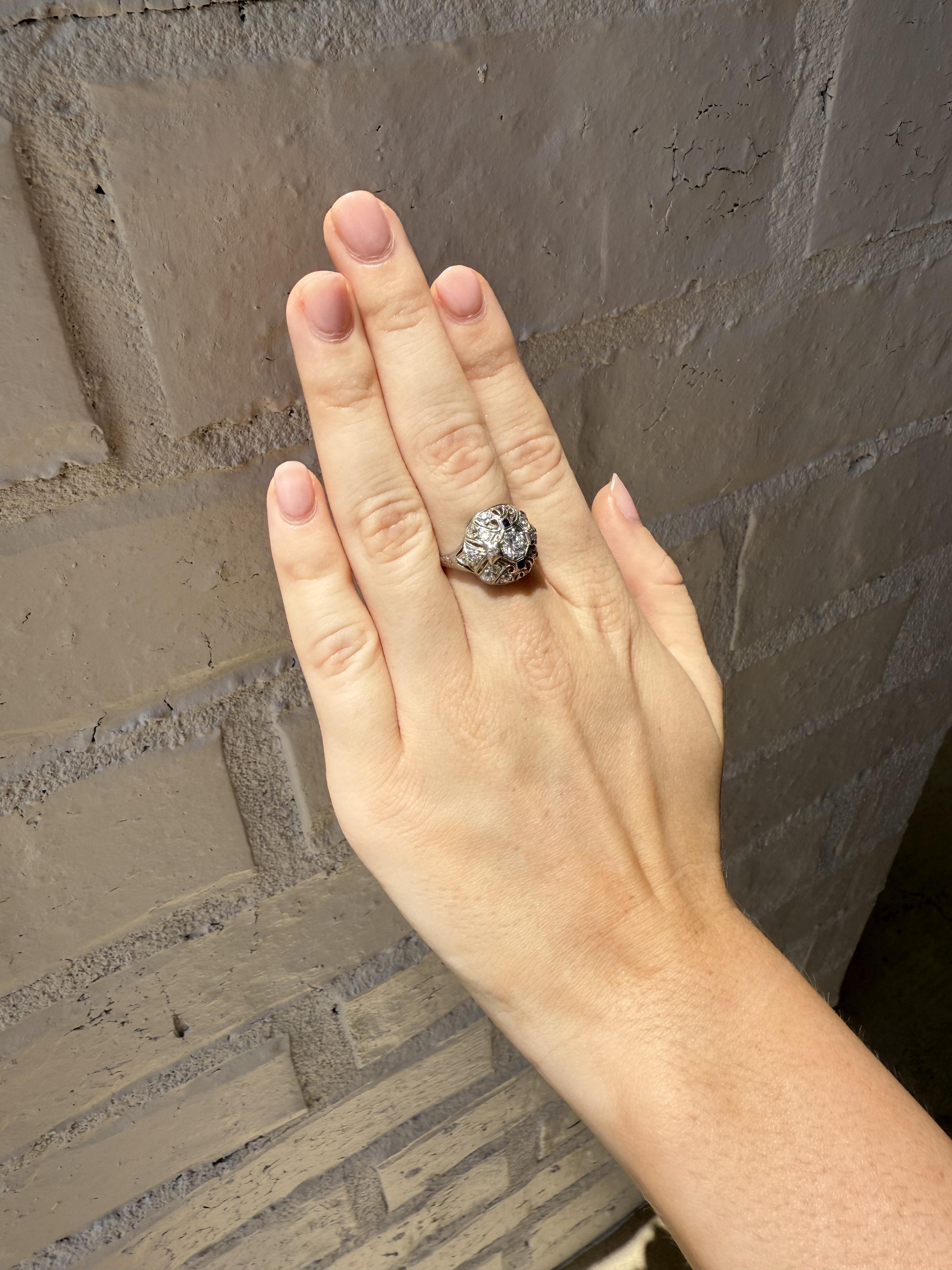 Anillo de Cóctel Vintage de Platino con Diamantes y Zafiro de la Época Art Déco Art Decó en venta