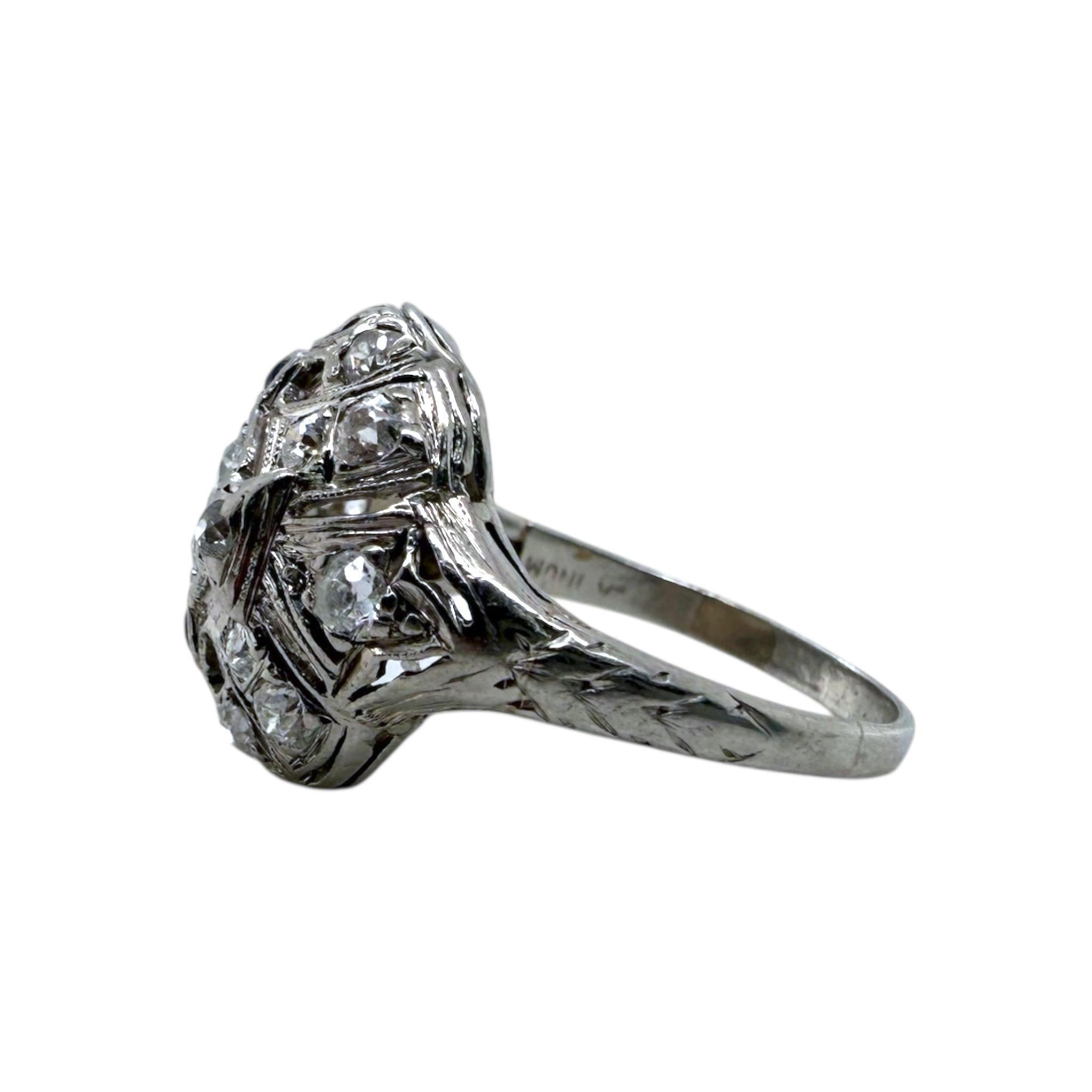 Anillo de Cóctel Vintage de Platino con Diamantes y Zafiro de la Época Art Déco en venta 2
