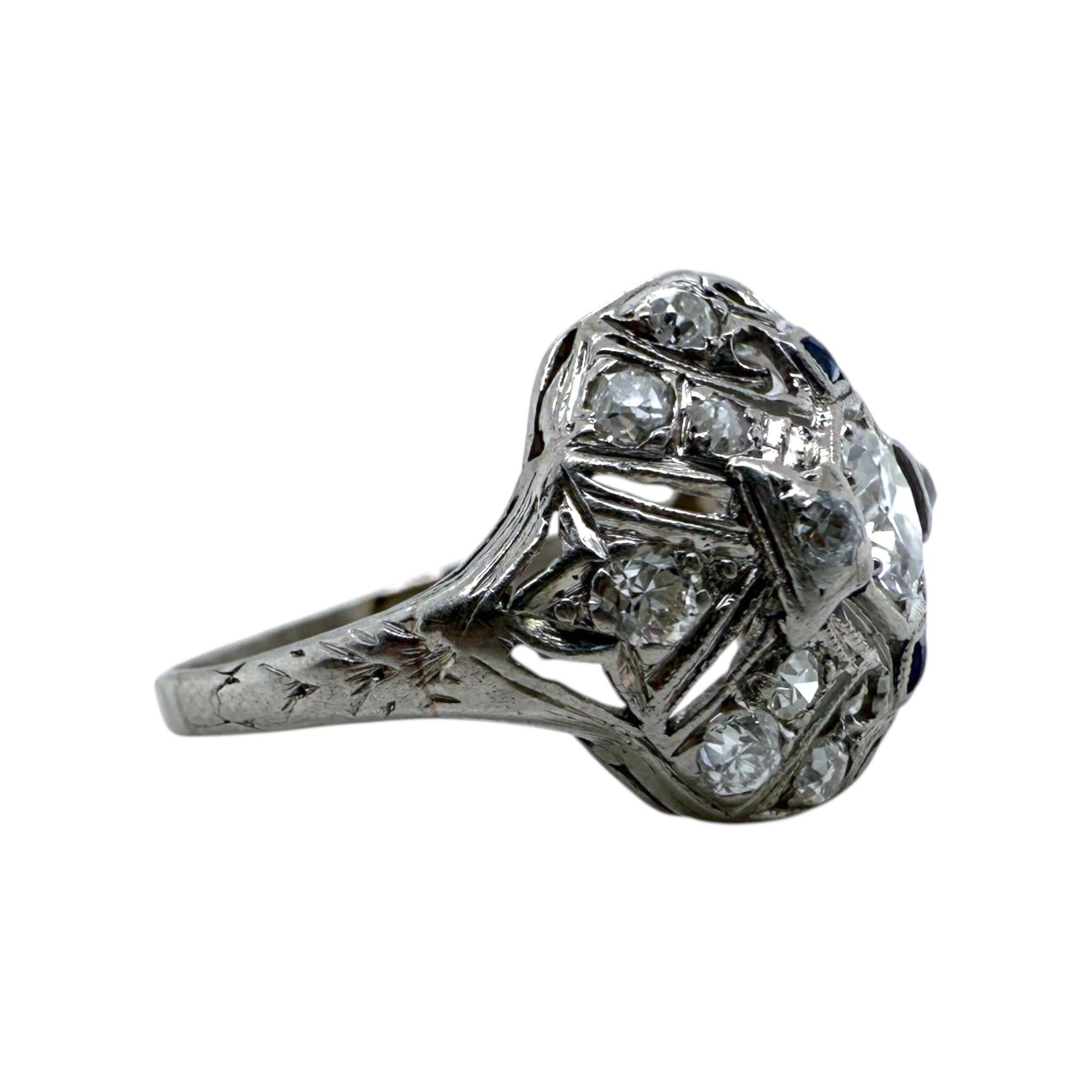 Anillo de Cóctel Vintage de Platino con Diamantes y Zafiro de la Época Art Déco en venta 3