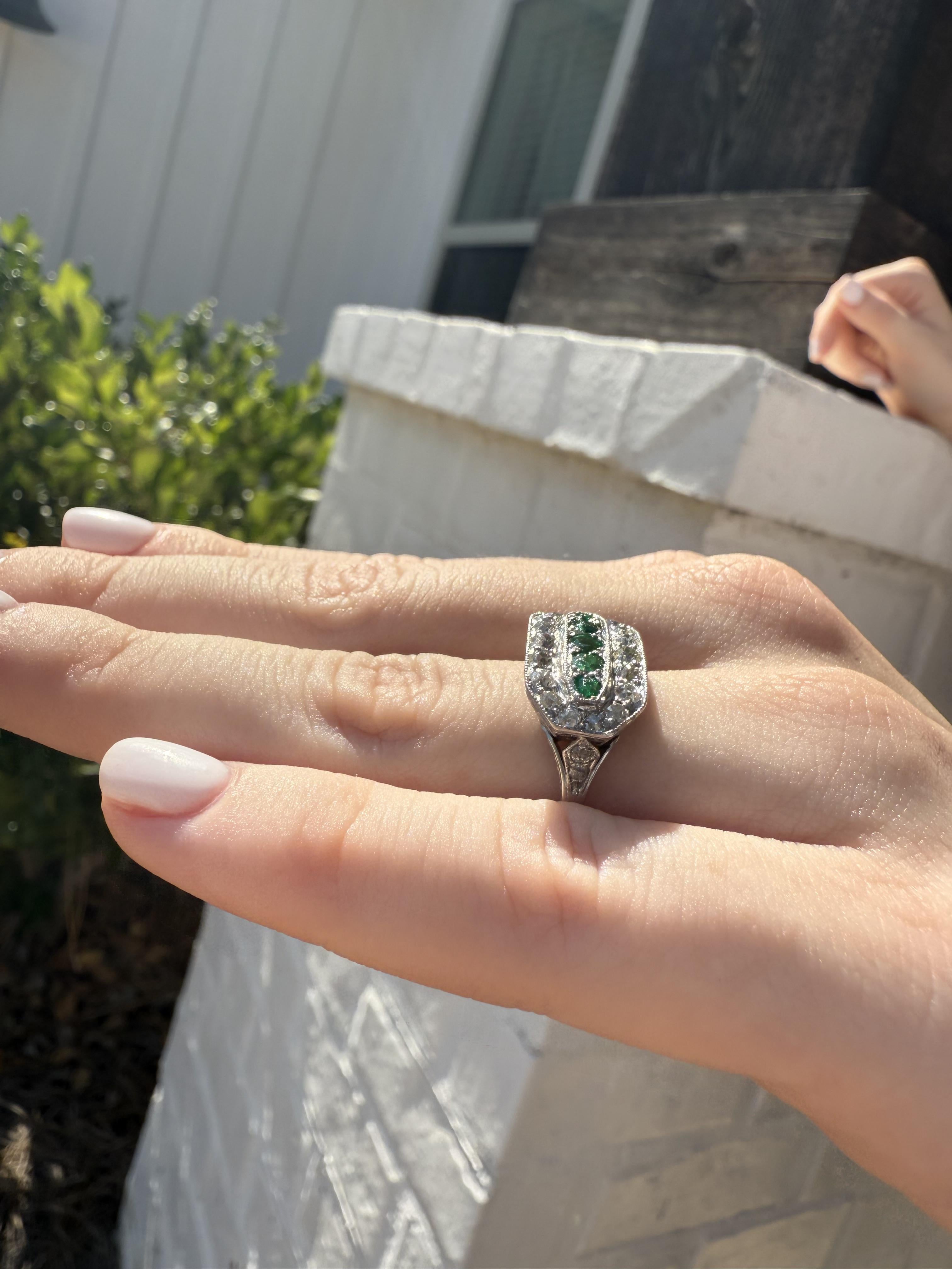 Vintage Art Deco Ära Smaragd & Diamant Cocktail Ring (Kissenschliff) im Angebot