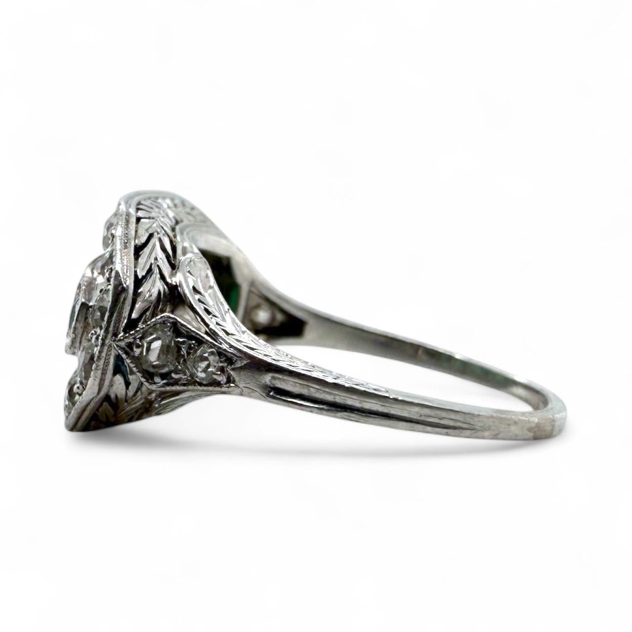 Vintage Art Deco Ära Smaragd & Diamant Cocktail Ring im Angebot 3