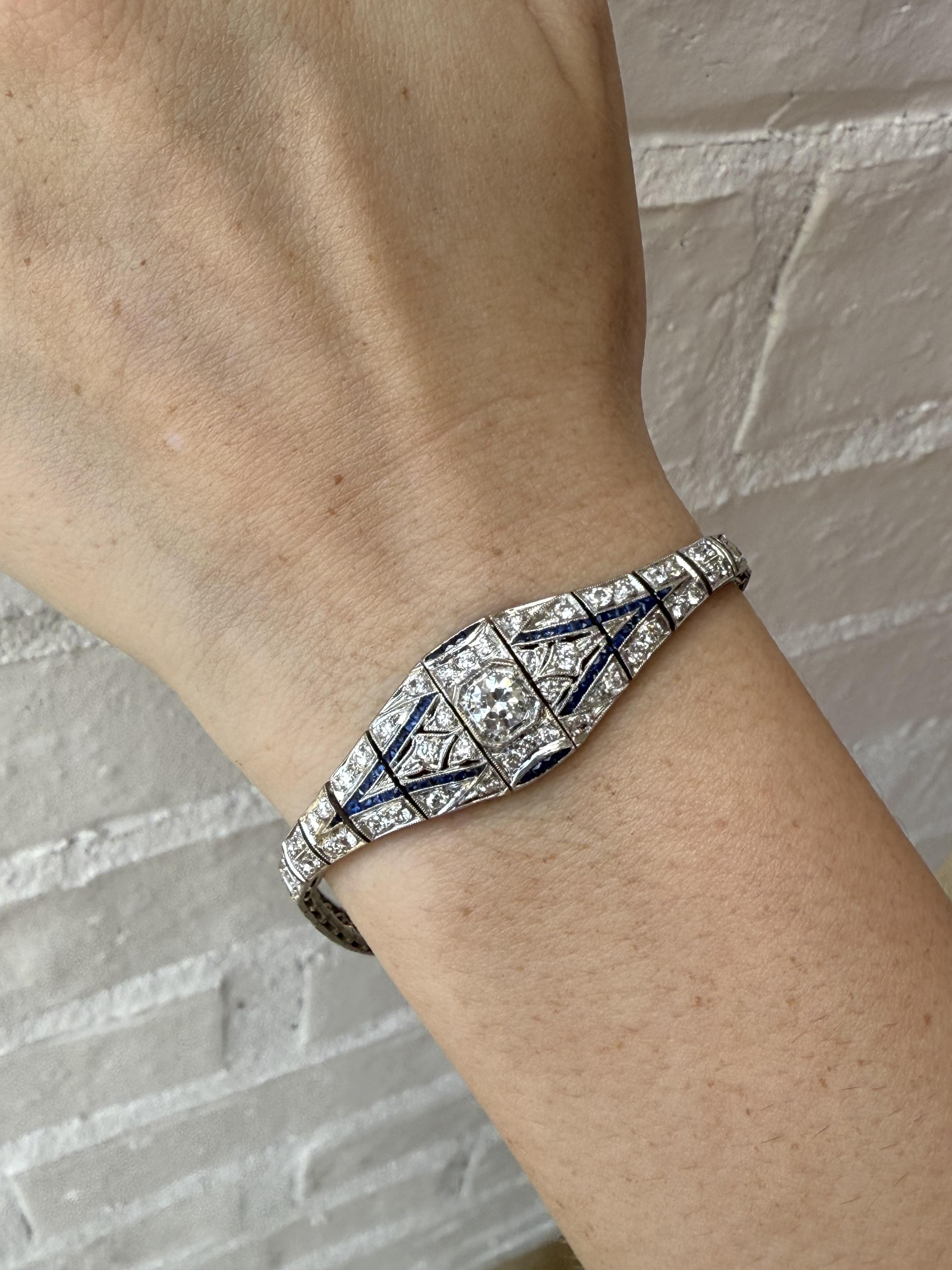 Wir lieben diese Art Deco Beauty!!
Voller Details, überall!!

Armbänder Details
MATERIAL: Platin
Epoche: Art Deco 1920 - 1940
Kopfbreite: 14,5 mm
Gliederbreite: 4.25 mm
Gewicht: 20,4 Gramm
Länge: 7 1/4 Zoll
Kann auf Anfrage gekürzt