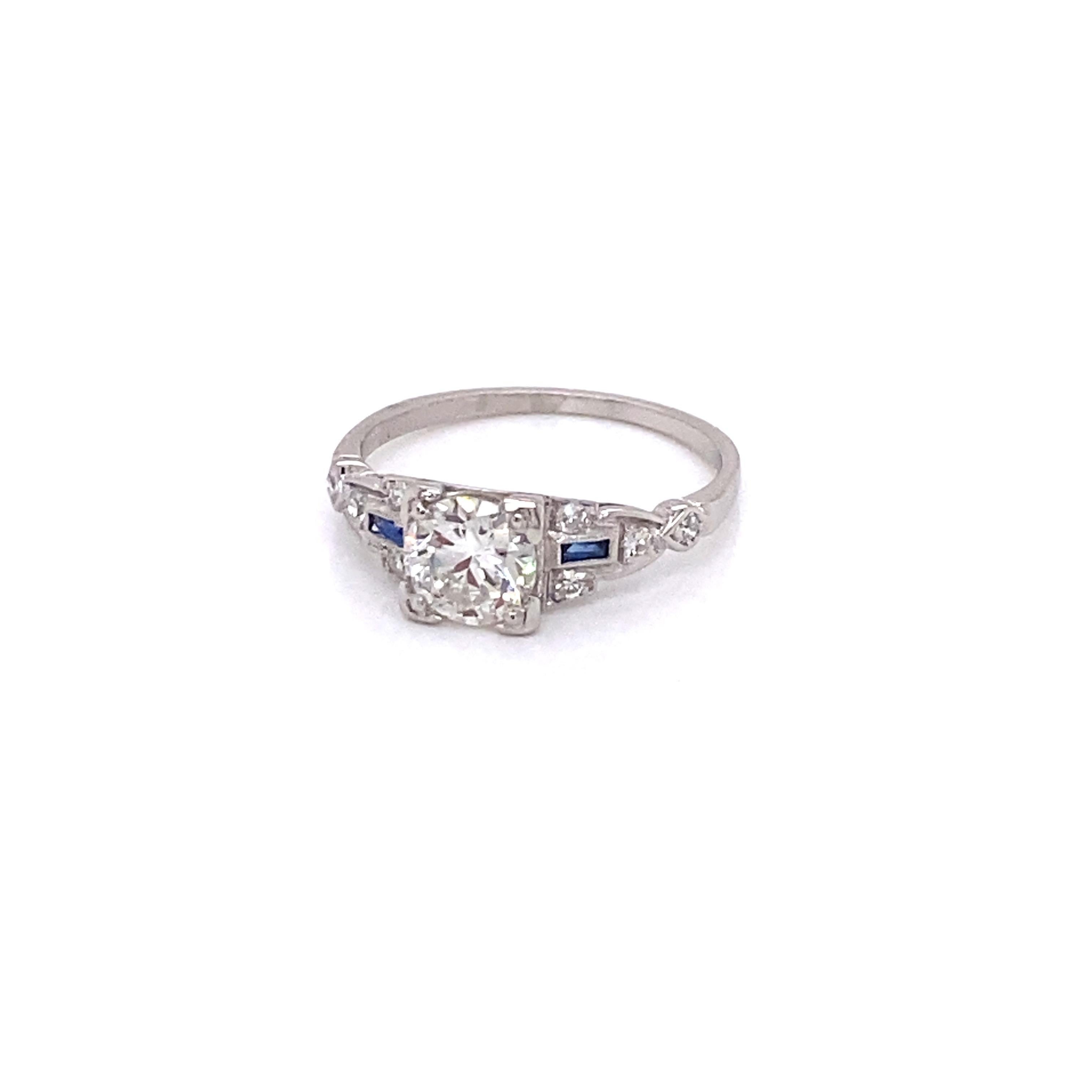 Vintage Art Deco European Cut Diamant Verlobungsring mit Saphiren - Der zentrale European Cut Diamant wiegt .83ct mit I Farbe und SI3 Klarheit. Es gibt 8 einzeln geschliffene Diamanten mit einem Gewicht von ca. 0,10 ct und 2 Baguettes im