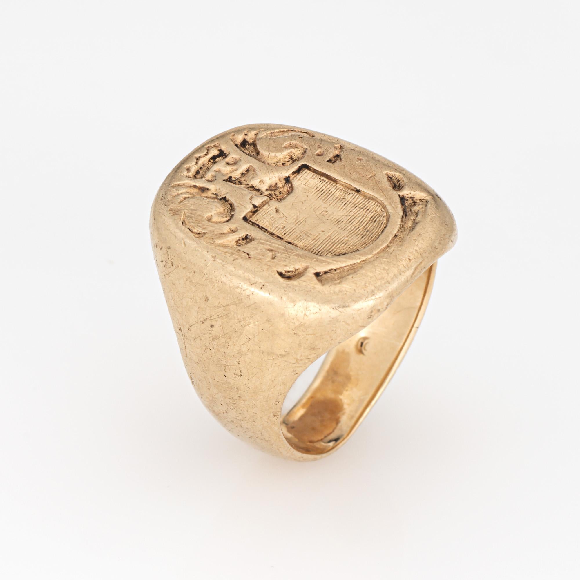 Bague chevalière de famille vintage de l'époque du CIRCA (circa 1920-1930) en or jaune 14 carats. 

Avec un poids de 15,8 grammes, la bague offre une sensation de lourdeur au doigt. La bague a été portée avec amour au fil des ans, l'or étant doux au