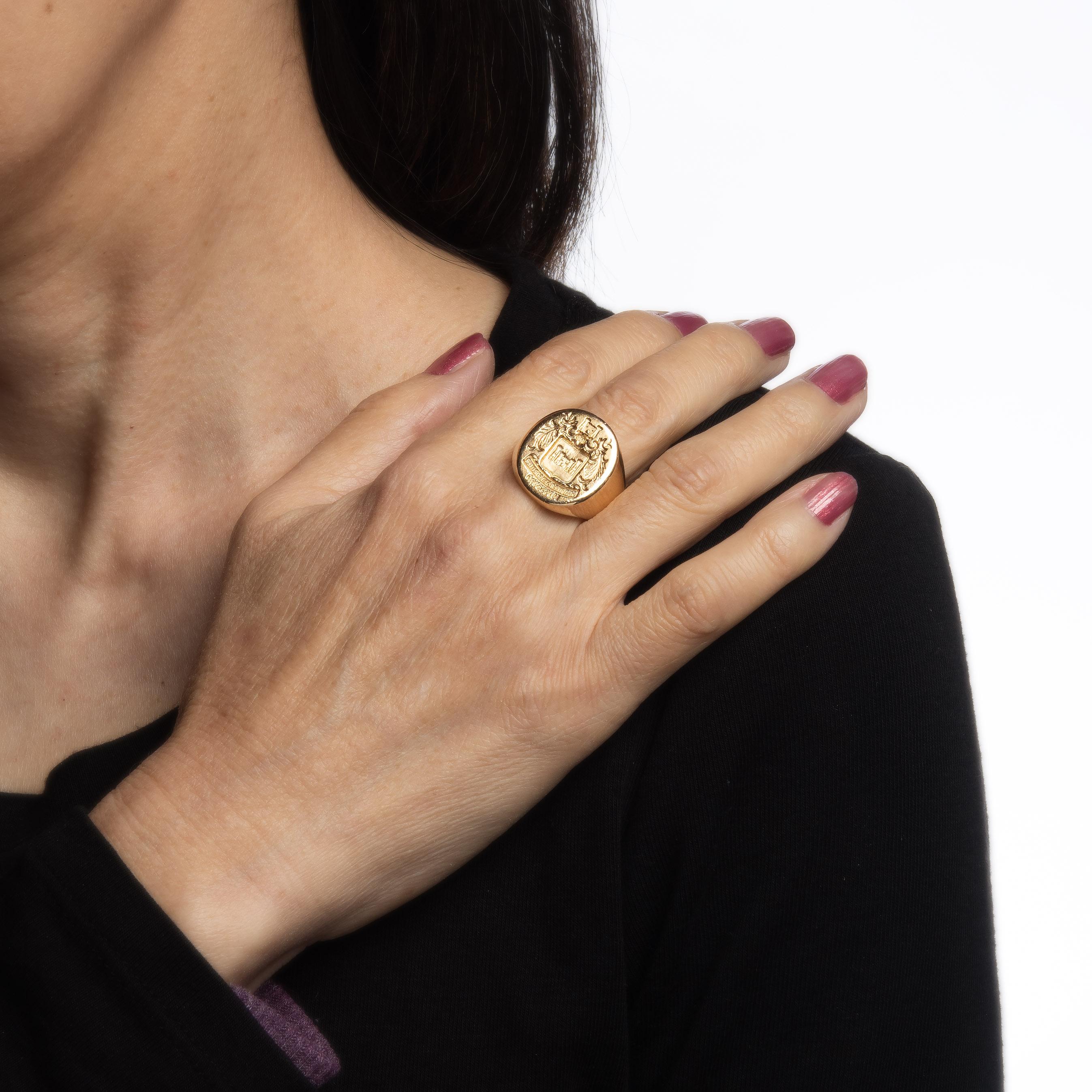 Vintage Art Deco Family Crest Signet Ring Heavy 14k Yellow Gold Jewelry In Good Condition For Sale In Torrance, CA