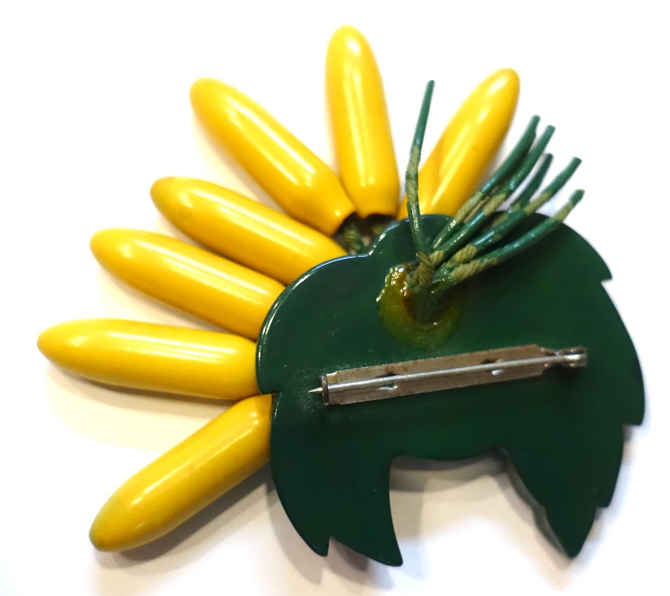 Vintage Art Deco Famous Bakelite Bananas Brooch im Zustand „Gut“ in New York, NY